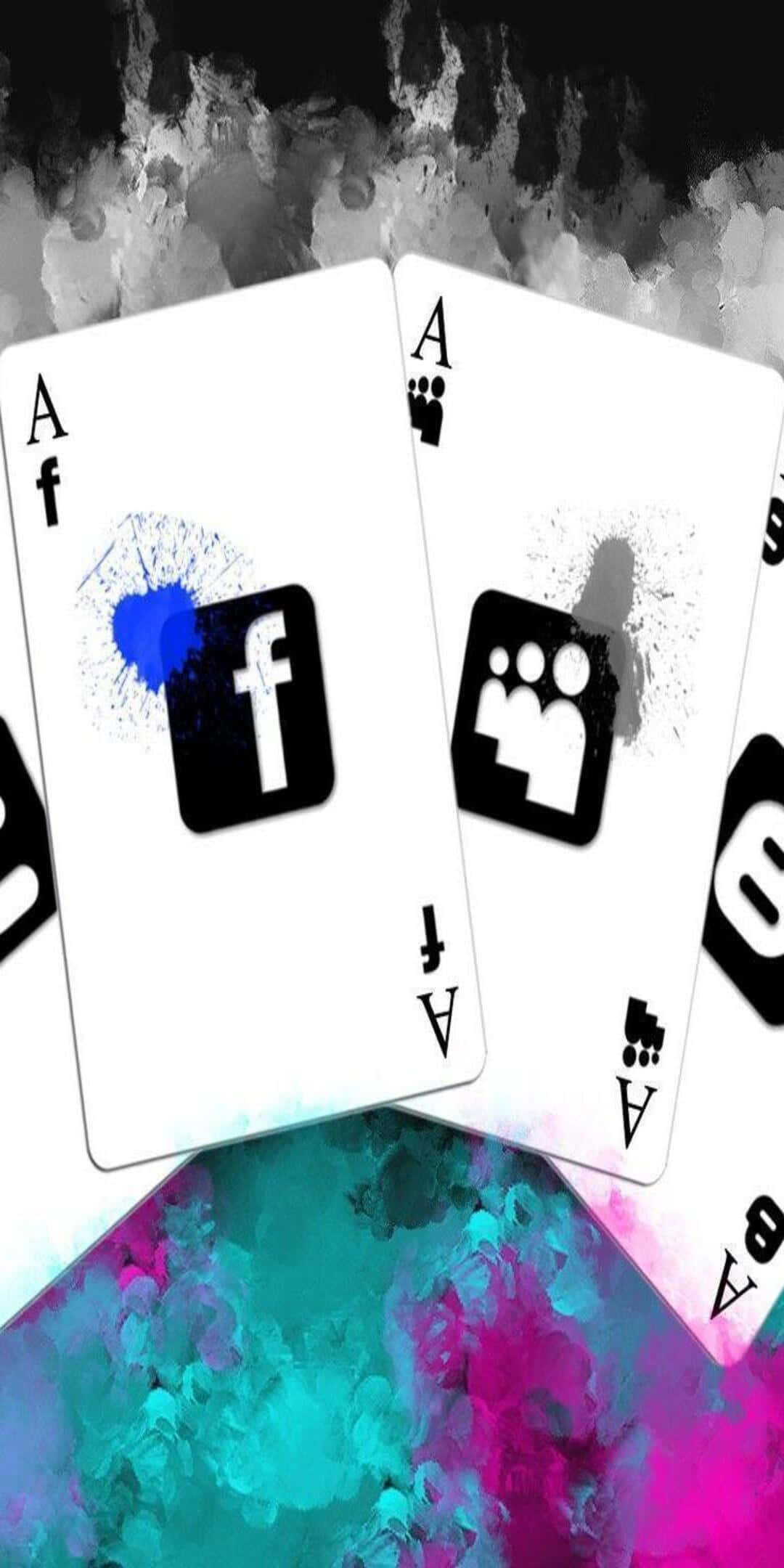 Cards 桌布 壁紙 — 兩張帶有社交媒體標誌的撲克牌漂浮在充滿活力的青綠色、粉紅色和藍色墨水的抽象潑濺之上。