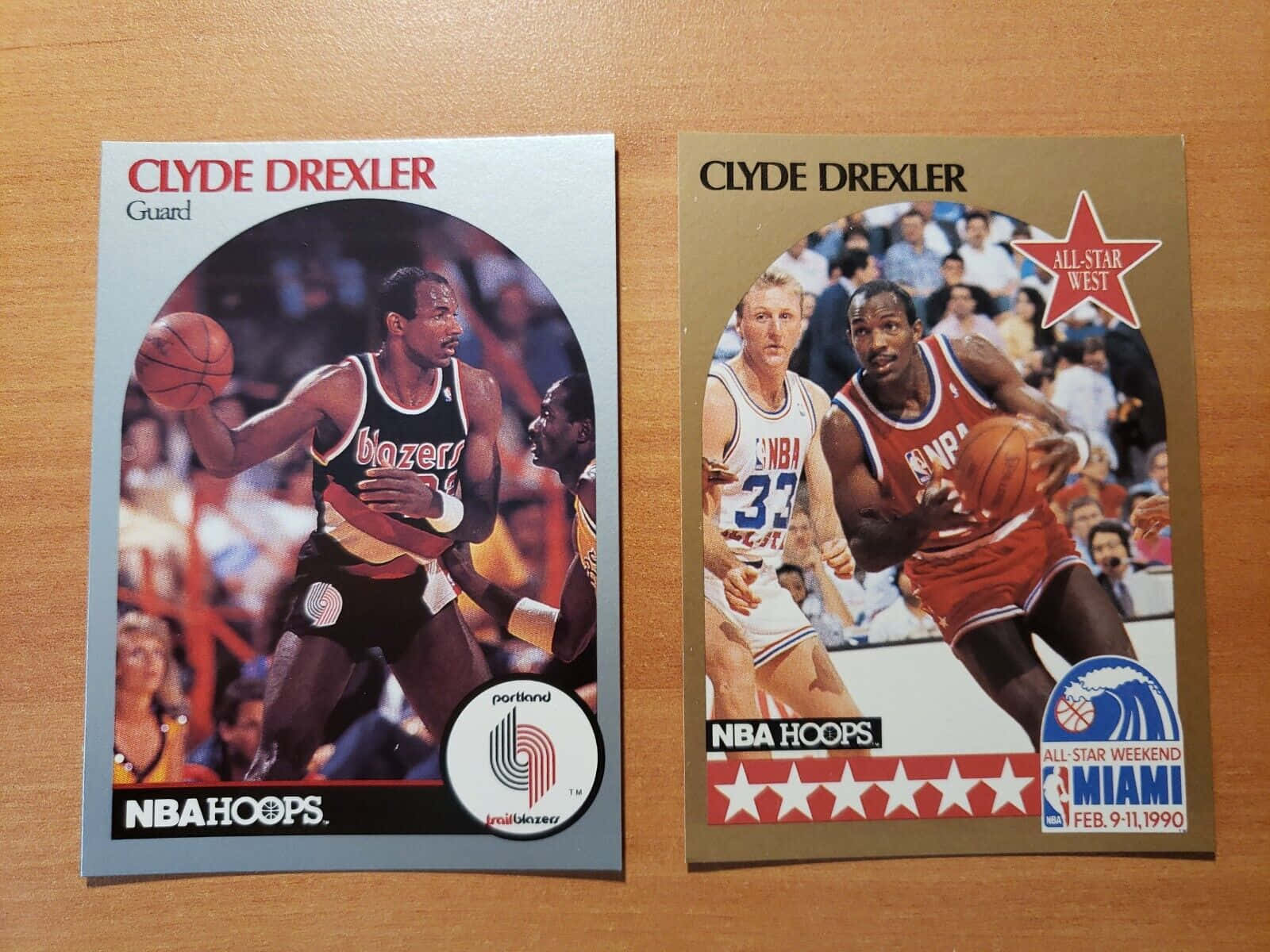 籃球 桌布 壁紙 — 兩張復古NBA Hoops交易卡，展示Clyde Drexler在木桌上的動作姿勢。