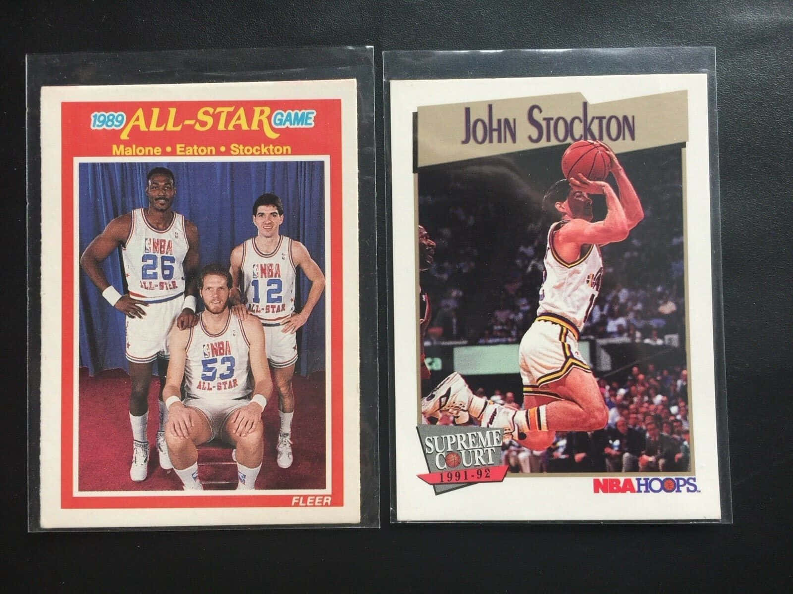 NBA 桌布 壁紙 — 兩張復古NBA球星卡，以球場背景為襯，展示籃球傳奇人物的動作和擺拍鏡頭。