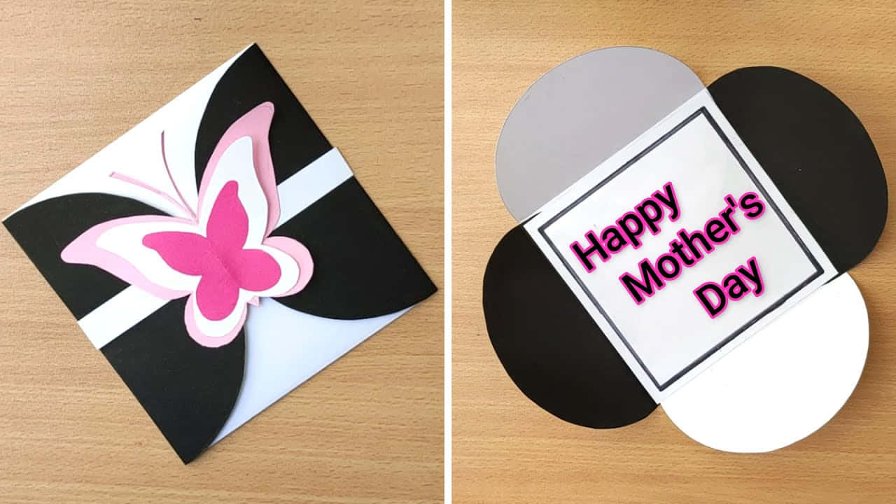 Mothers Day 桌布 壁紙 — 兩張手製母親節卡片，一張有粉紅色蝴蝶在黑白色條紋上，另一張有彈出訊息在黑白色圓圈上。