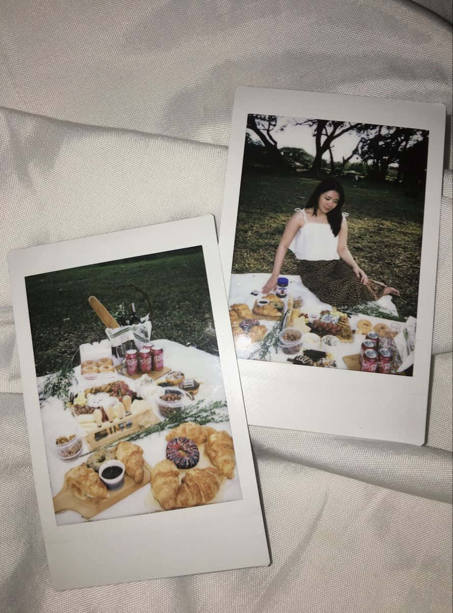 Aesthetic Polaroid 桌布 壁紙 — 兩張拍立得照片顯示一位女士在草地上享受豐盛的野餐，有糕點、飲料和麵包。