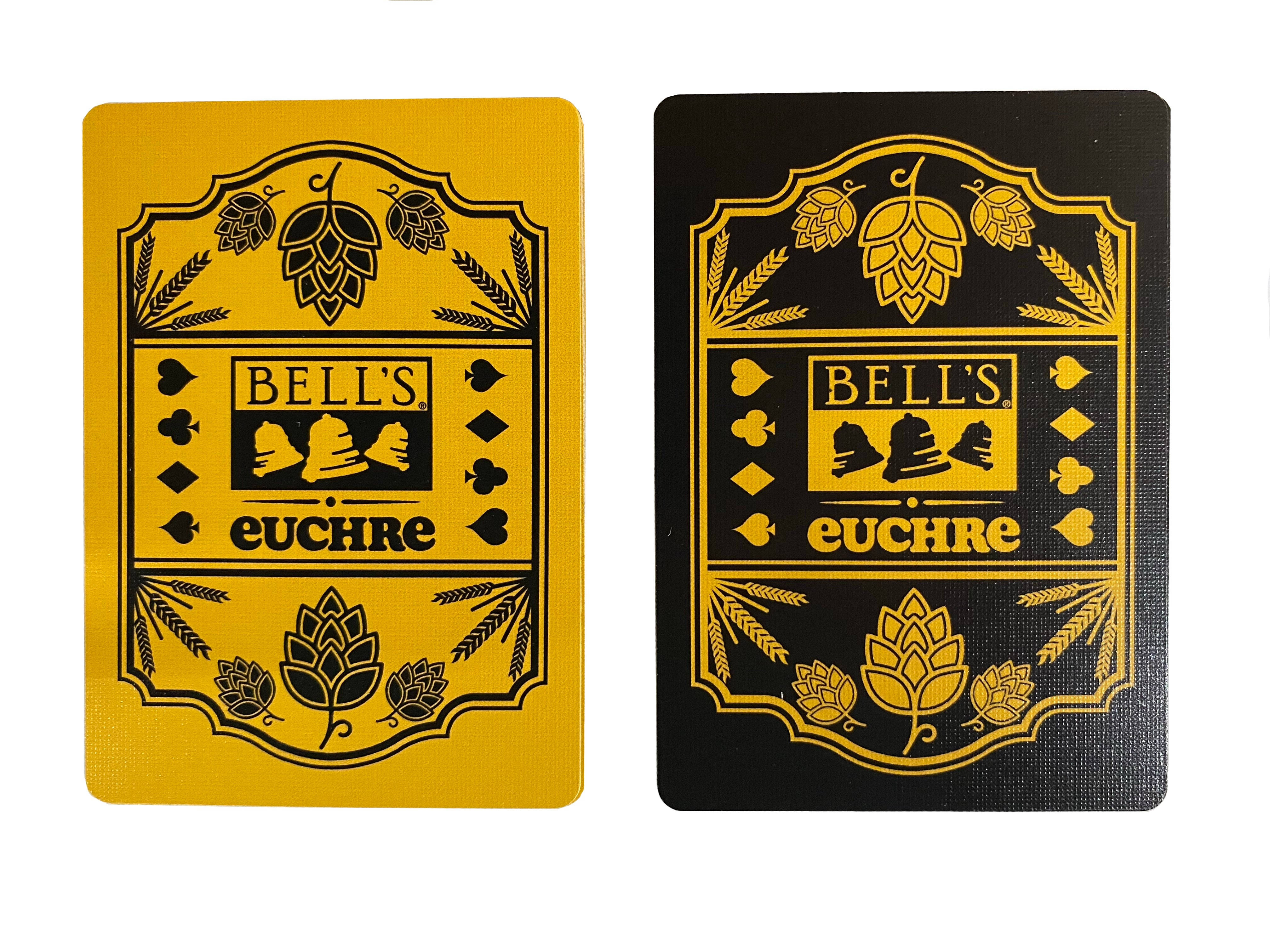 Casino 桌布 壁紙 — 兩張撲克牌背面，帶有Bell's Euchre品牌標誌，以及對比鮮明的黃色和黑色設計中的啤酒花和小麥圖案。