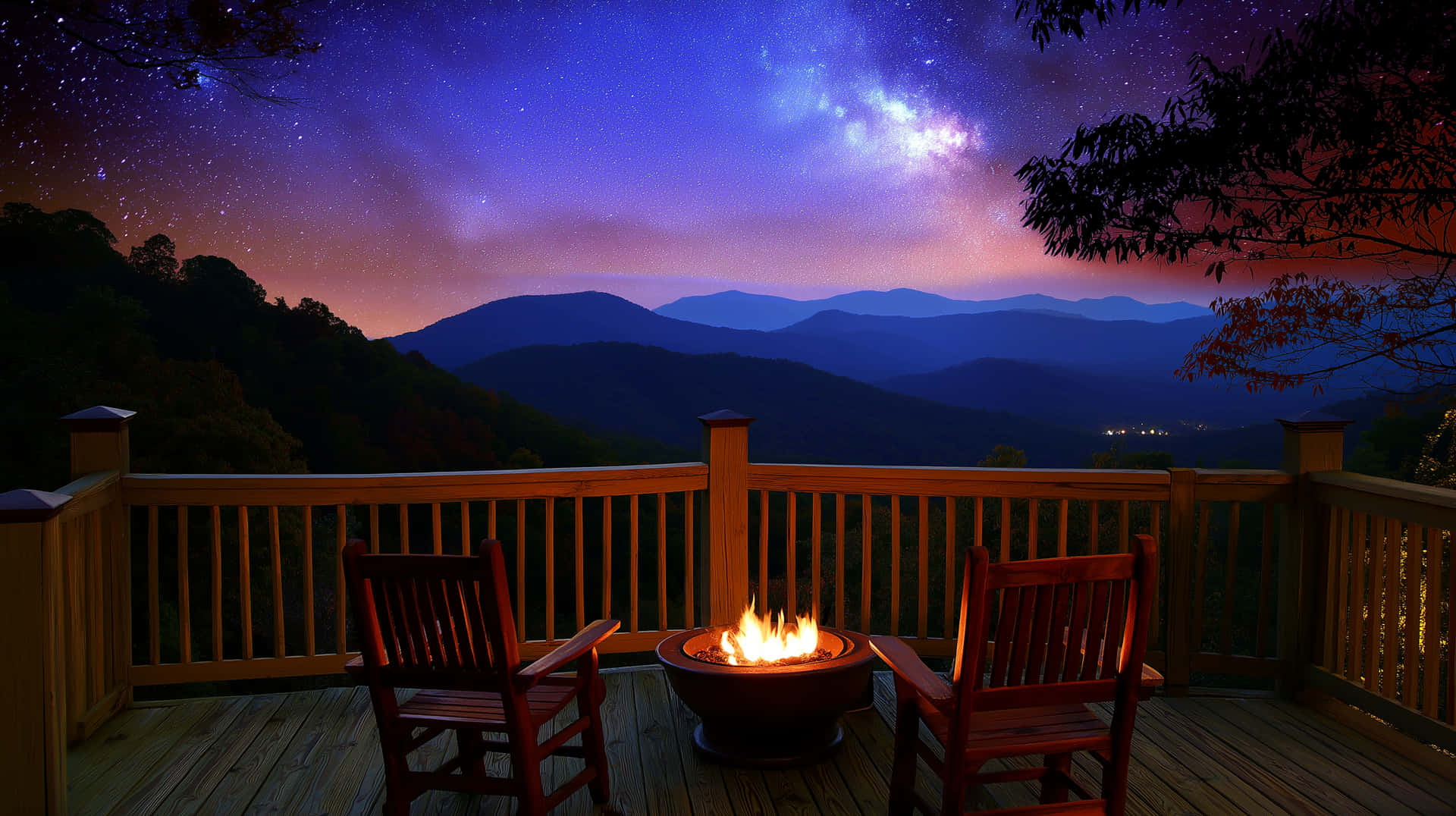 Night Sky Over Mountains from a Cozy Fire Pit Deck View 壁紙 — 兩張木椅夾著一個發光的火坑，在一個可俯瞰星空山脈的甲板上，背景是紫色暮色天空。