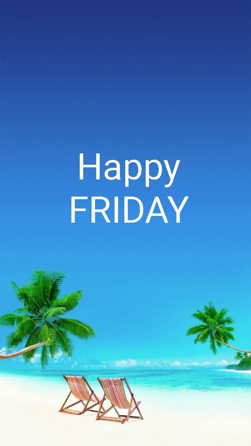 Friday 桌布 壁紙 — 兩張條紋沙灘椅放在棕櫚樹下的白色沙灘上，天空清澈湛藍，海水碧綠。