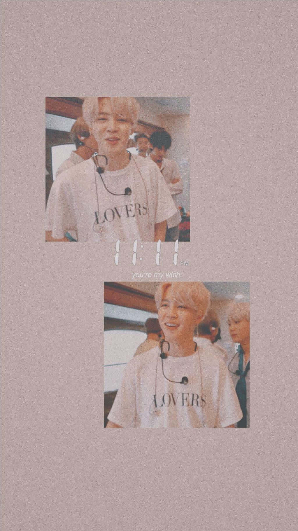 Jimin Aesthetic 桌布 壁紙 — 兩張照片，一位微笑的金髮年輕男子穿著白色 'LOVERS' T恤，背景是柔和的粉紅色，帶有數字時鐘和文字疊加。