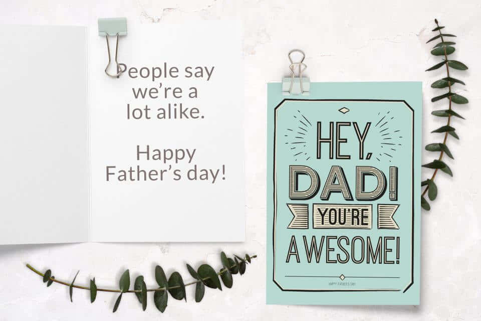 Fathers Day 桌布 壁紙 — 兩張父親節卡片，帶有尤加利葉枝條夾在紋理白色表面上。