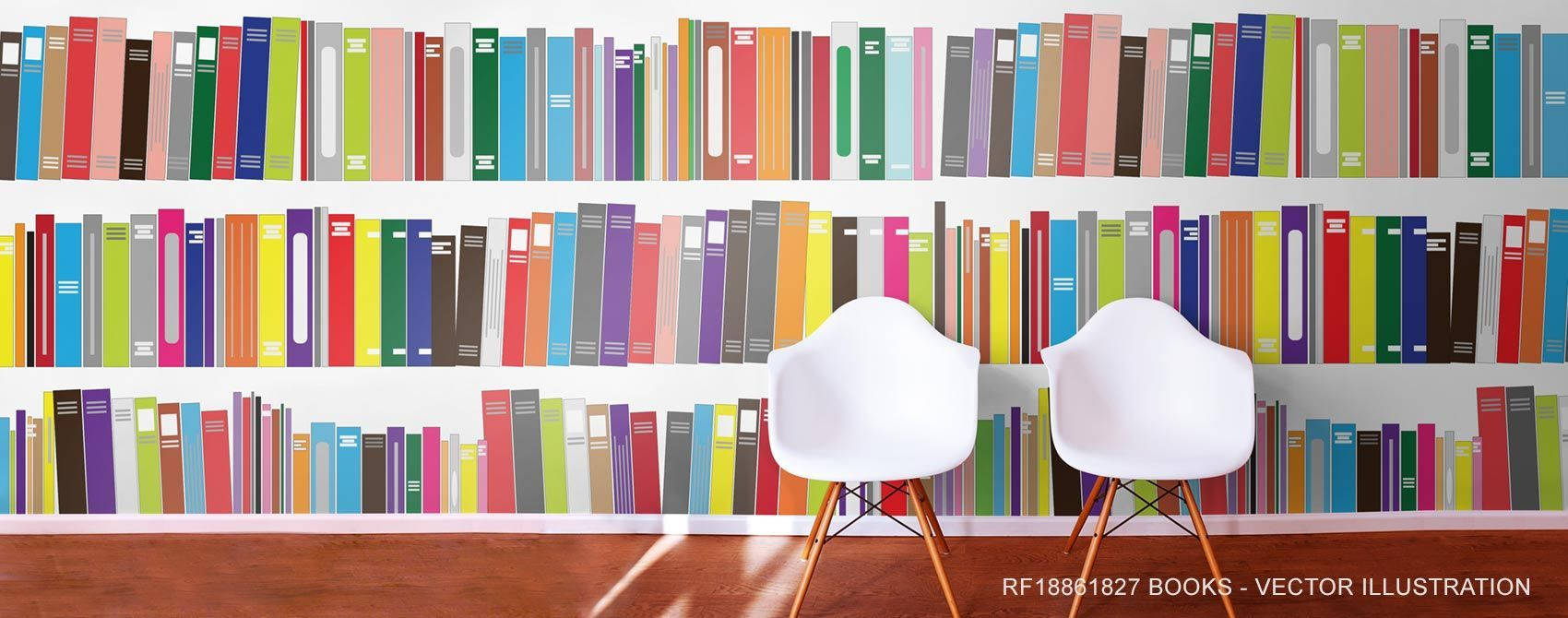 書本 桌布 壁紙 — 兩張白色椅子面向一面覆蓋著色彩繽紛書架壁紙的牆壁，書脊充滿活力。
