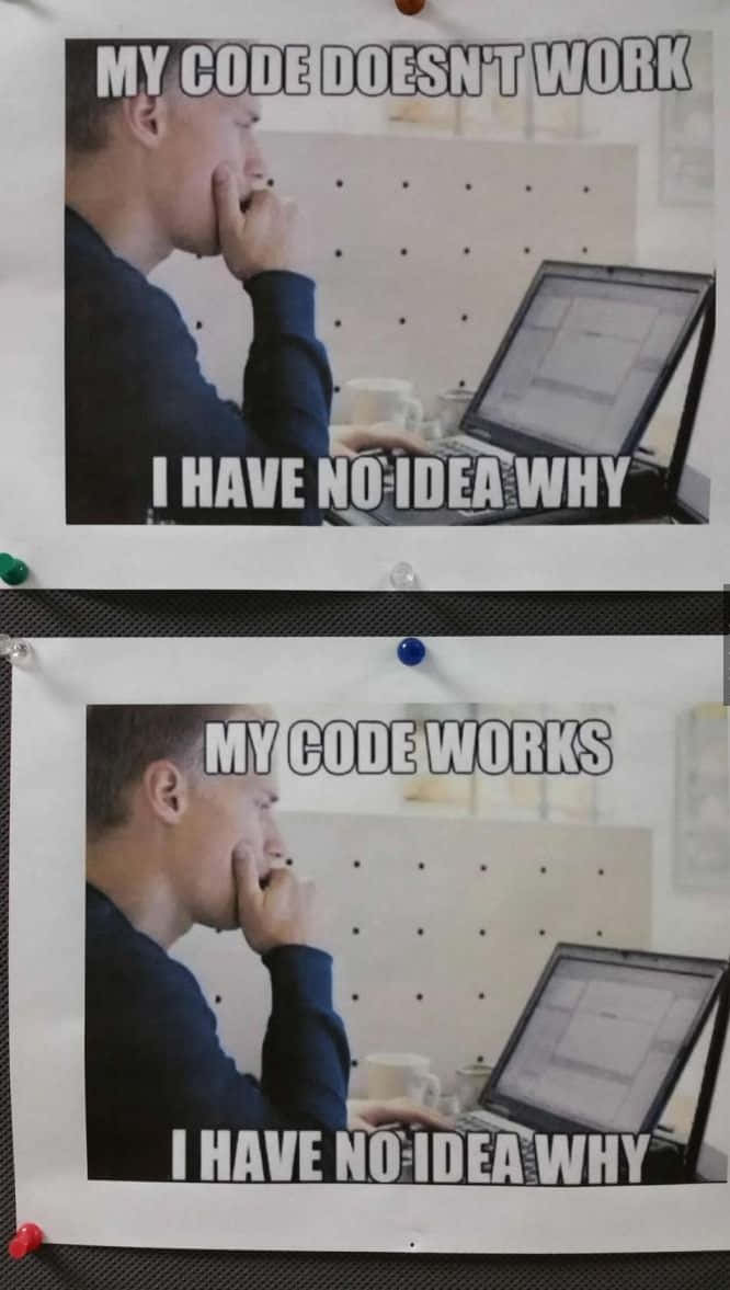 Technology Humor Memes 桌布 壁紙 — 兩張相同的照片，一名穿著藍色襯衫的男子沮喪地看著筆記型電腦，上面有文字疊加顯示程式碼是否正常運作。
