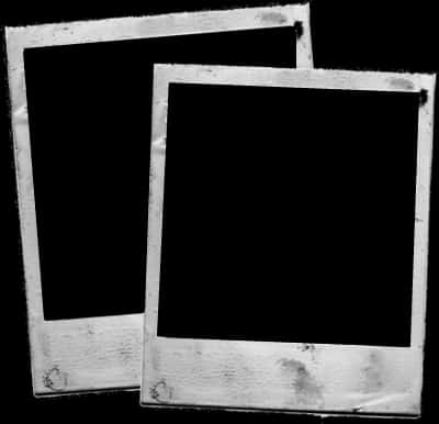 Frame 桌布 壁紙 — 兩張邊緣磨損、邊框褪色的復古拍立得照片重疊放在黑色背景上。