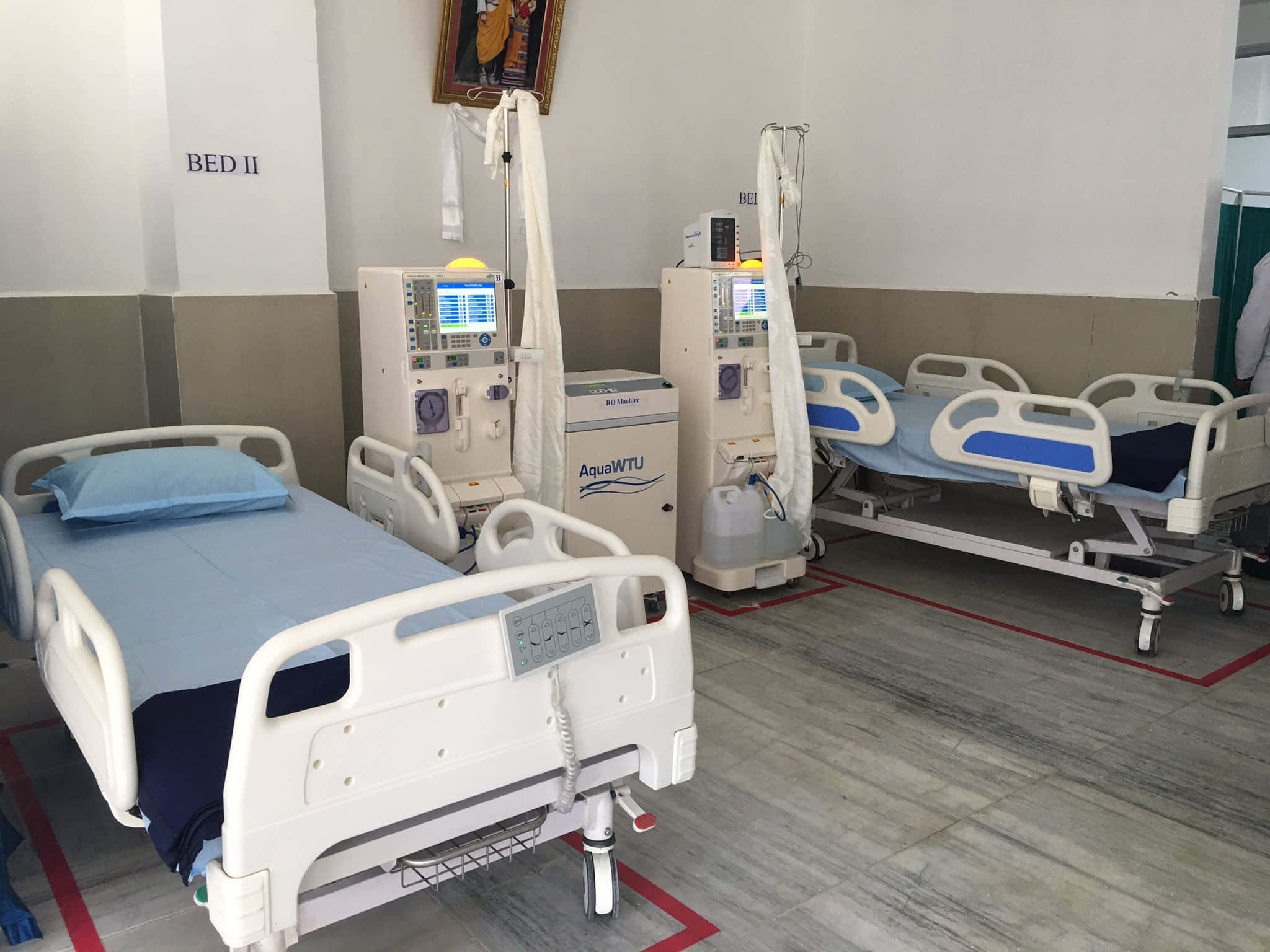 Hospital 桌布 壁紙 — 兩張醫院病床連同醫療設備放置在一個乾淨的臨床房間內，標示為床位11和床位12。