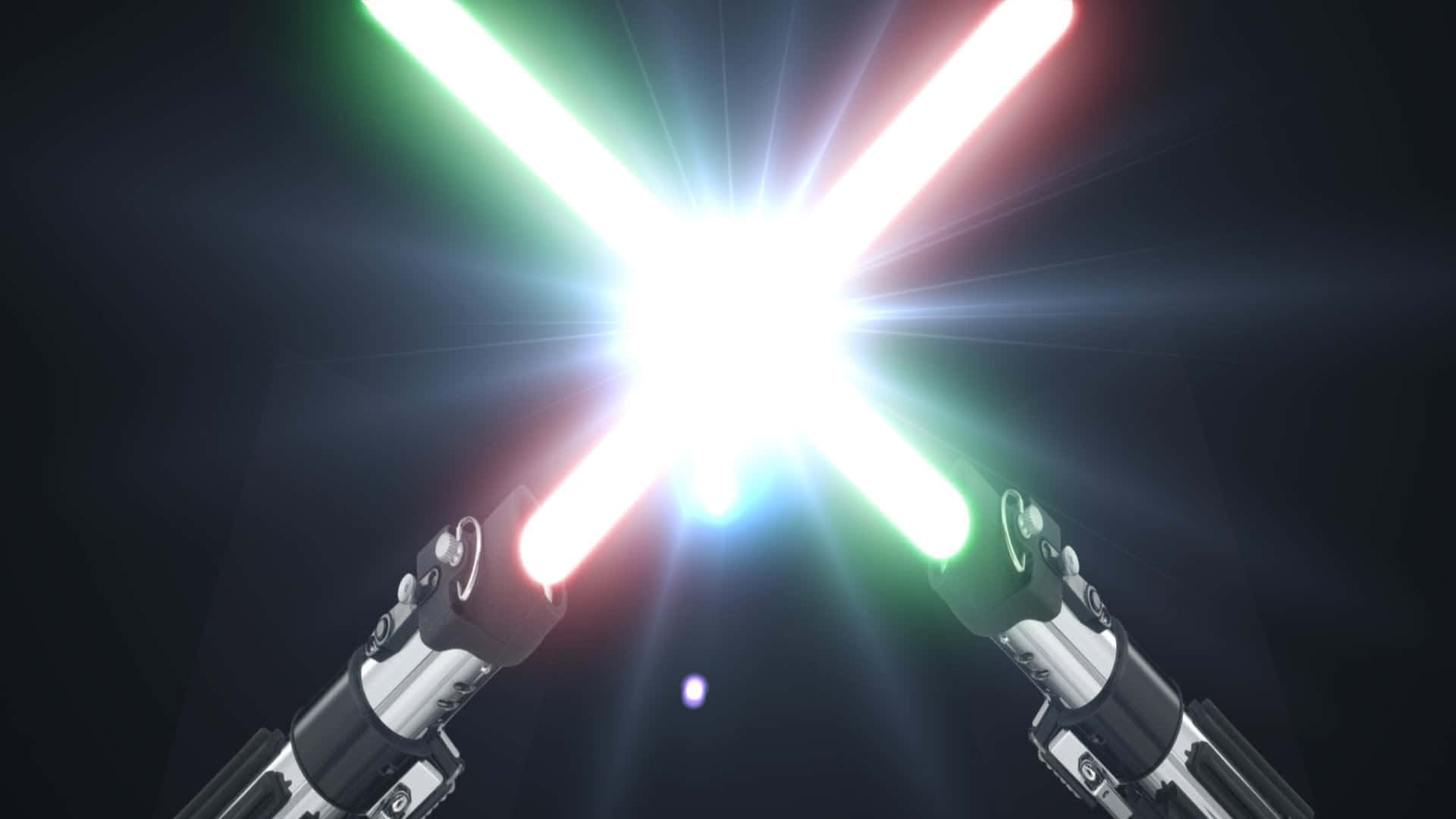 Lightsaber Duel 桌布 壁紙 — 兩把光劍在黑暗背景中碰撞，發出紅綠能量交織的明亮X形爆發。