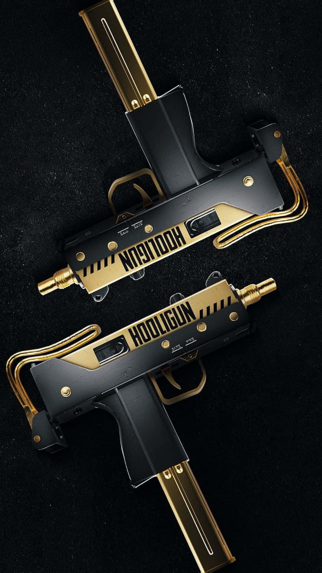 Pubg Guns 桌布 壁紙 — 兩把金色和黑色的HOOLIGUN衝鋒槍對角線放置在帶有戲劇性照明的深色紋理表面上。