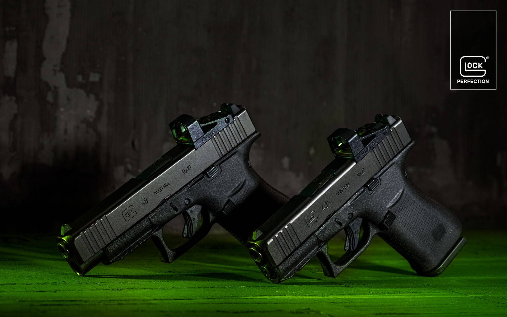 克拉克 桌布 壁紙 — 兩把黑色 Glock 手槍帶有綠色發光瞄準器，放置在鮮綠色表面上，背景為深色紋理牆壁。