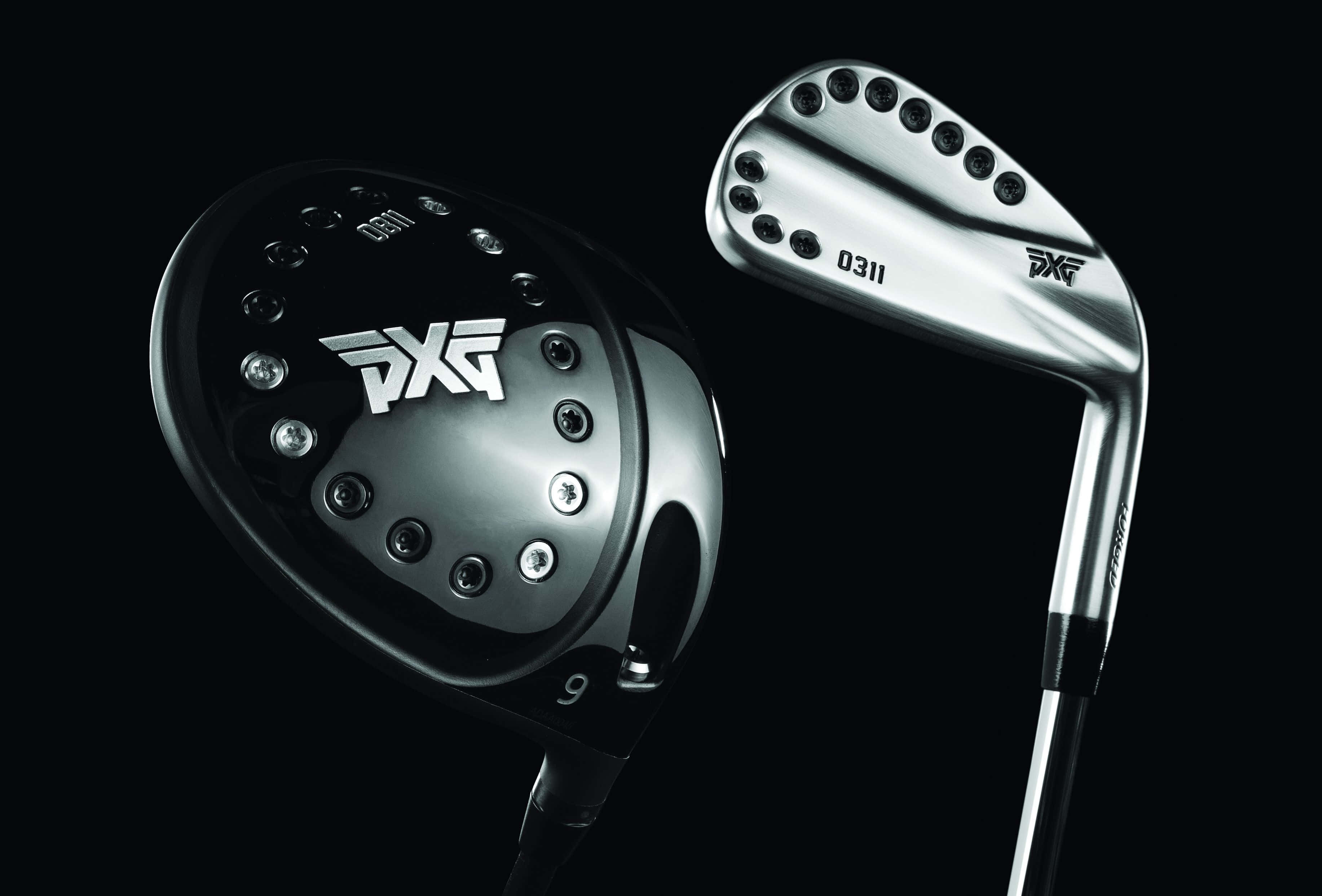 Golf Club 桌布 壁紙 — 兩支時尚的PXG高爾夫球桿，具有金屬飾面和黑色點綴，在純黑色背景下脫穎而出。