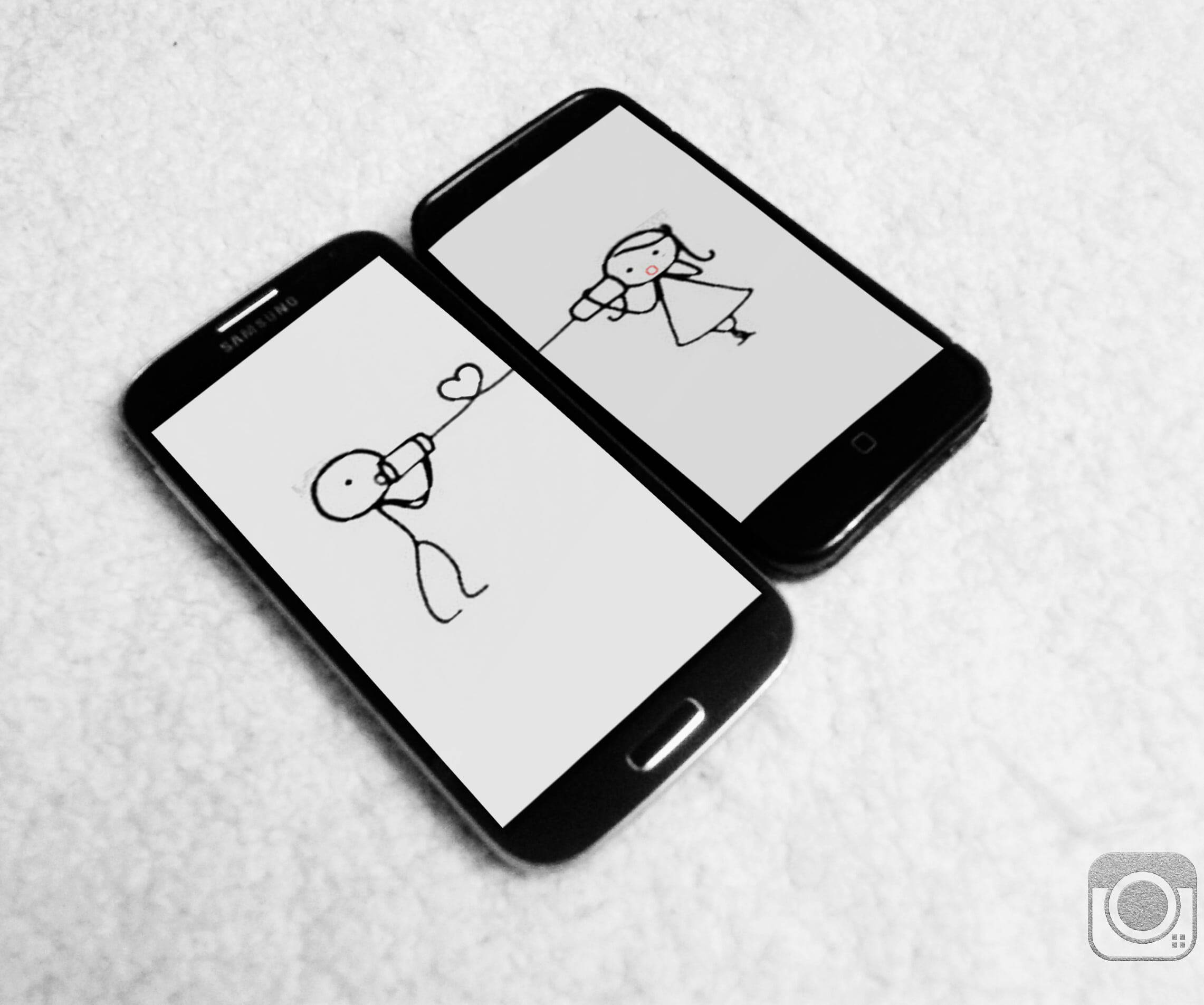 Love Drawings 桌布 壁紙 — 兩支智慧型手機在紋理白色表面上顯示簡單的線條人物，手持一條心形繩索橫跨螢幕。