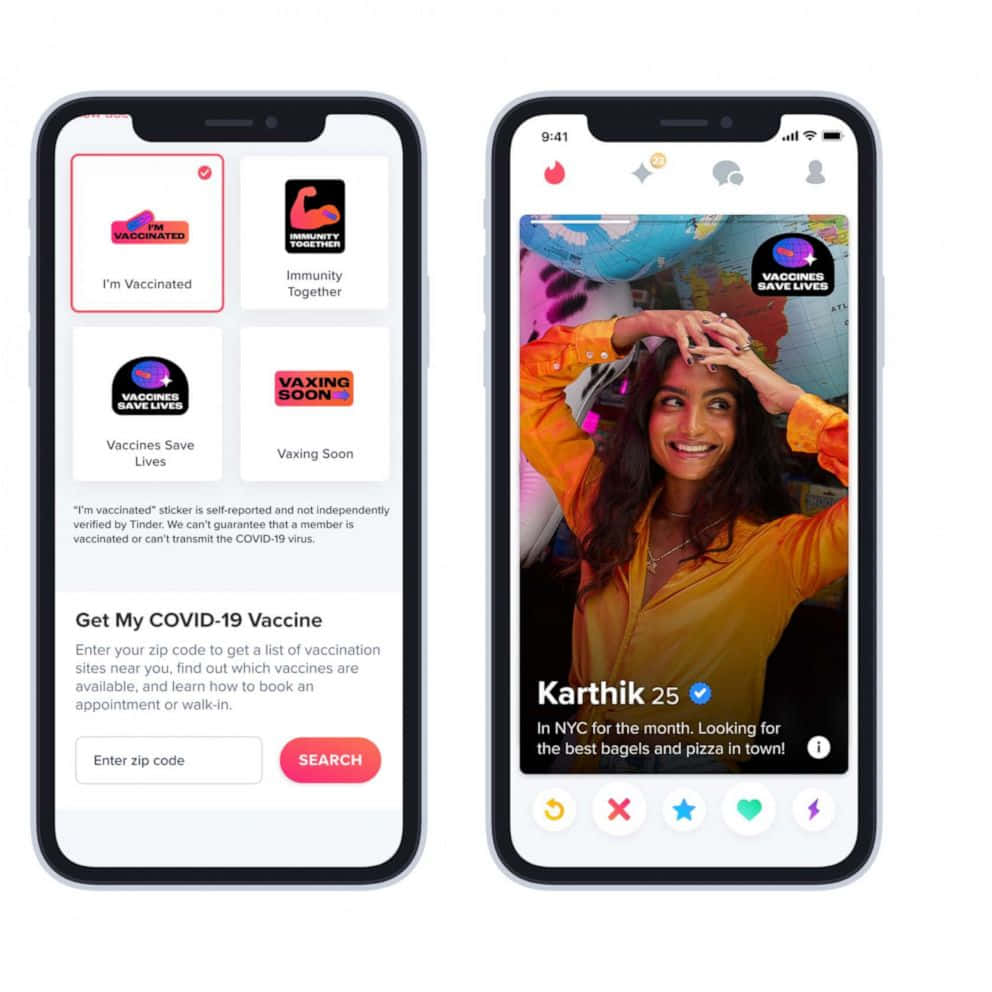 Application 桌布 壁紙 — 兩支智慧型手機顯示Tinder應用程式畫面，一支顯示疫苗狀態貼紙，另一支顯示用戶個人資料，有一位穿著橙色襯衫微笑的女性。