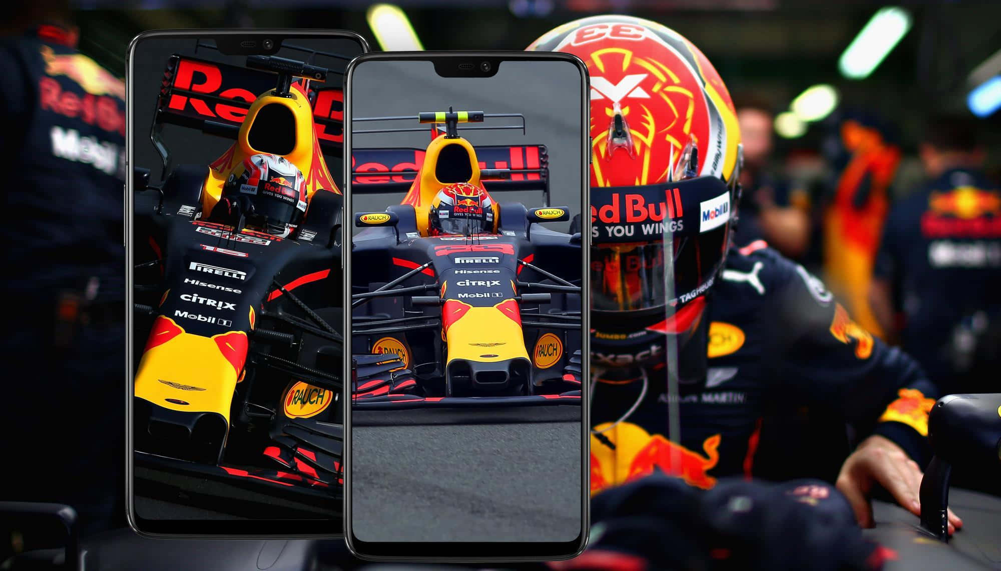 Max Verstappen 桌布 壁紙 — 兩支智慧型手機顯示一輛紅牛一級方程式賽車，而一位戴著相配頭盔的車手坐在車庫中的手機旁邊。