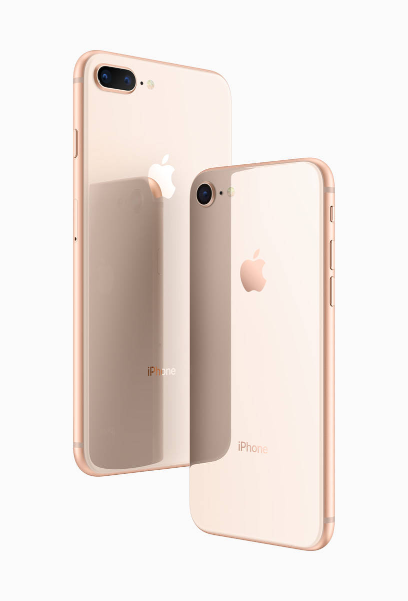 iPhone 8 桌布 壁紙 — 兩支玫瑰金色iPhone傾斜放在純白背景上，展示其光滑玻璃背板和相機設置。
