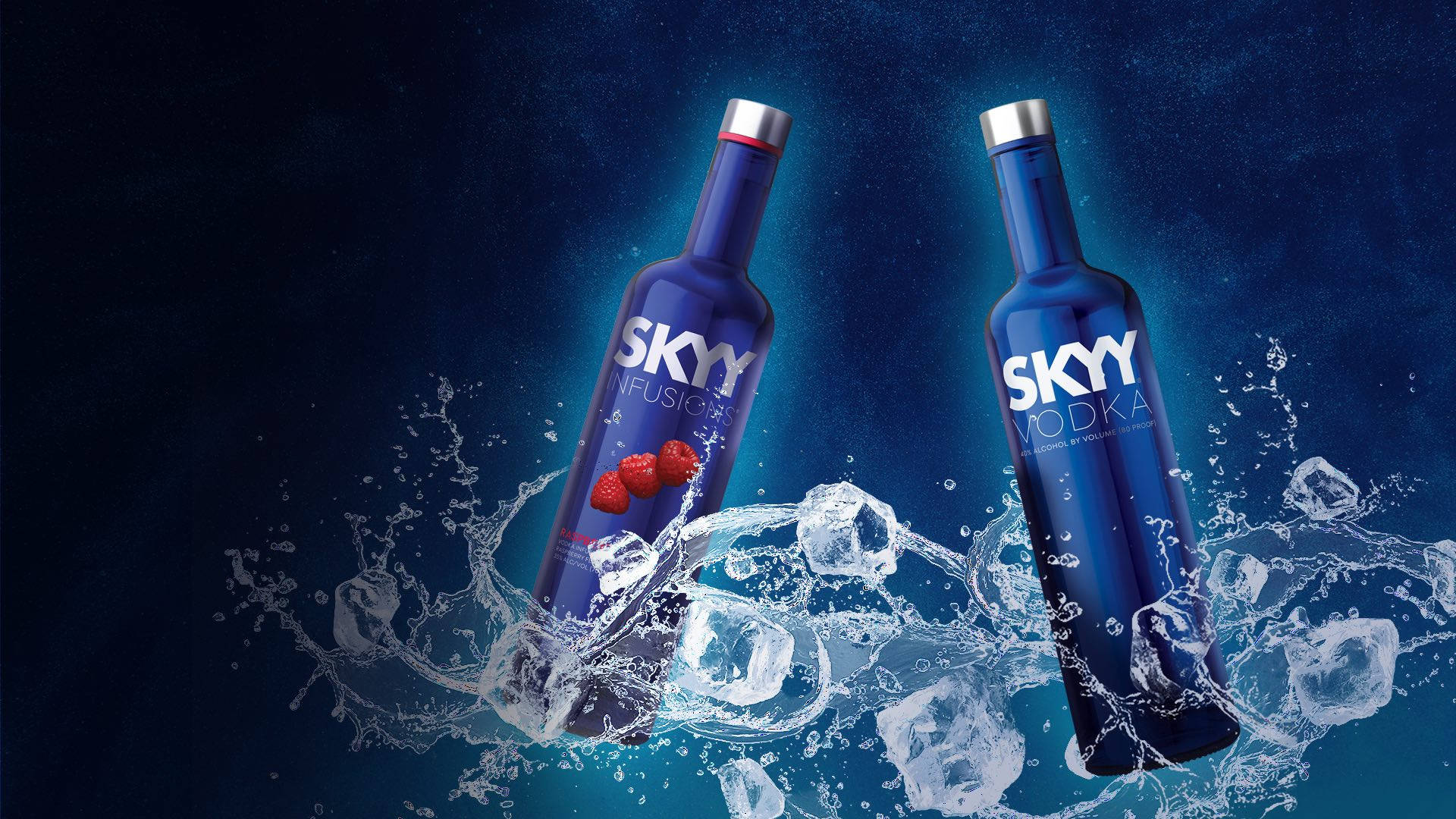 Drink 桌布 壁紙 — 兩支藍色Skyy伏特加酒瓶衝破冰冷的水面，背景為深藍色，帶有水花和漂浮的冰塊。