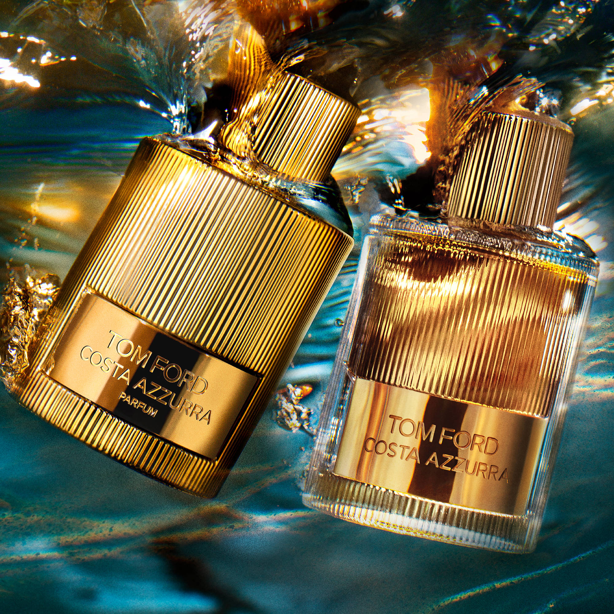 手機 桌布 壁紙 — 兩支金色Tom Ford Costa Azzurra香水瓶浸在閃爍的藍色水中，帶有光線反射。