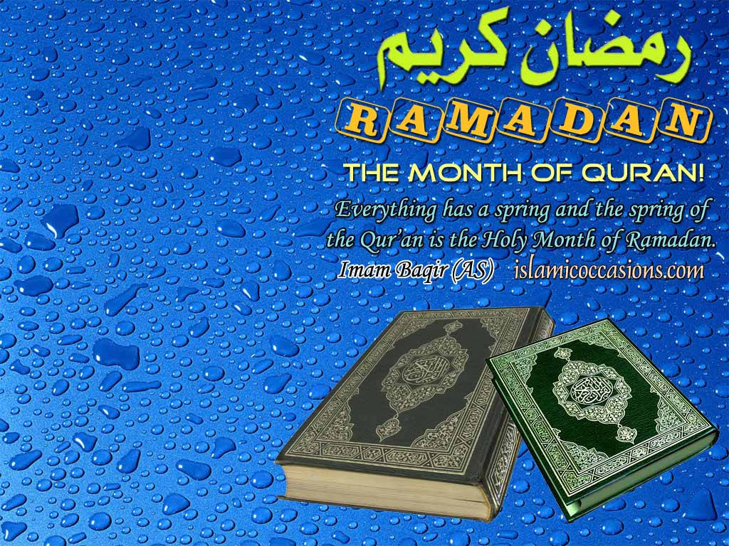 Ramadan 桌布 壁紙 — 兩本裝飾華麗的古蘭經書本放置在充滿活力的藍色水滴背景上，帶有粗體齋月文字和阿拉伯書法。