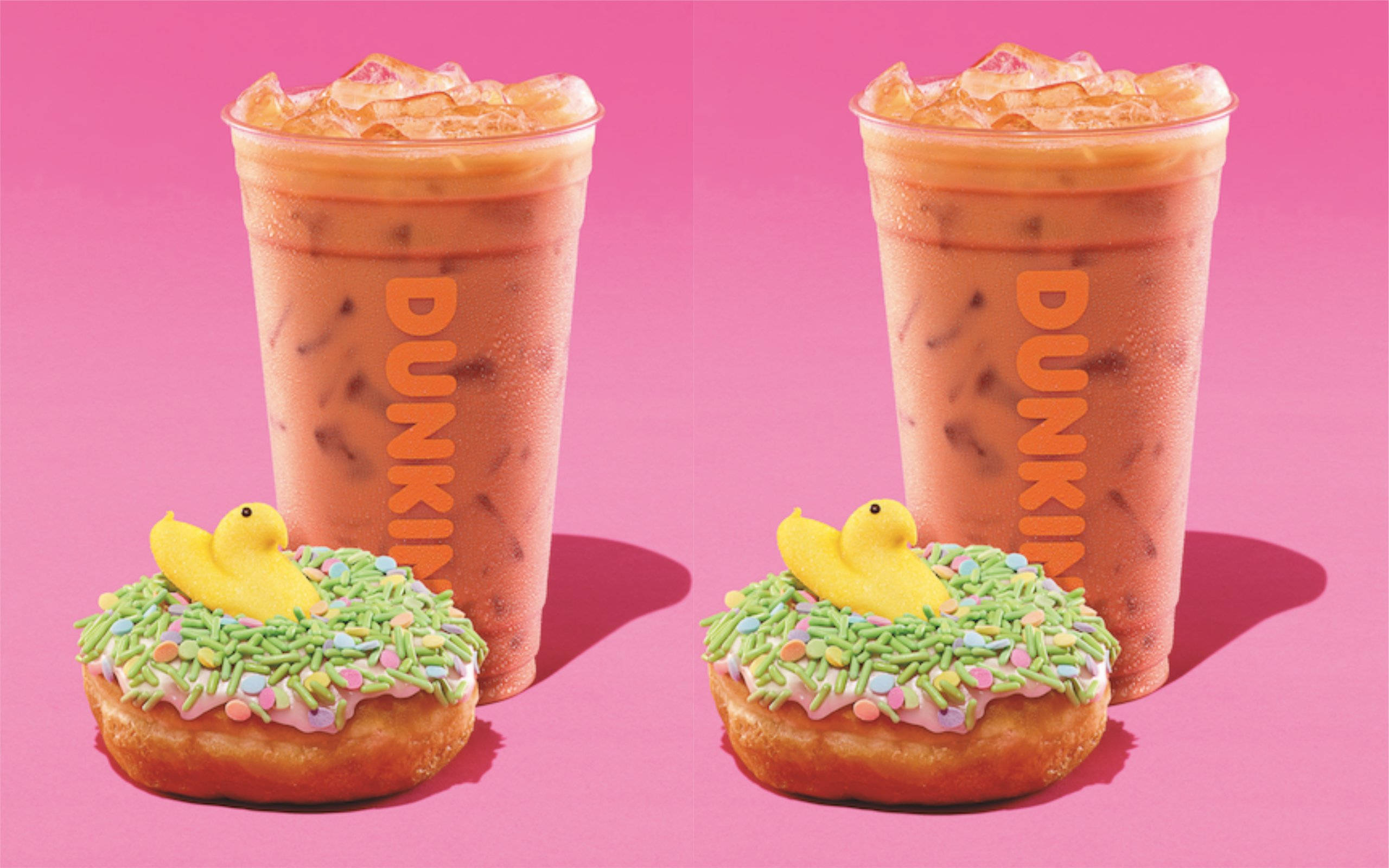 donuts 桌布 壁紙 — 兩杯冰咖啡飲料和甜甜圈，上面有綠色糖粒和黃色鴨子裝飾，背景是亮粉紅色。