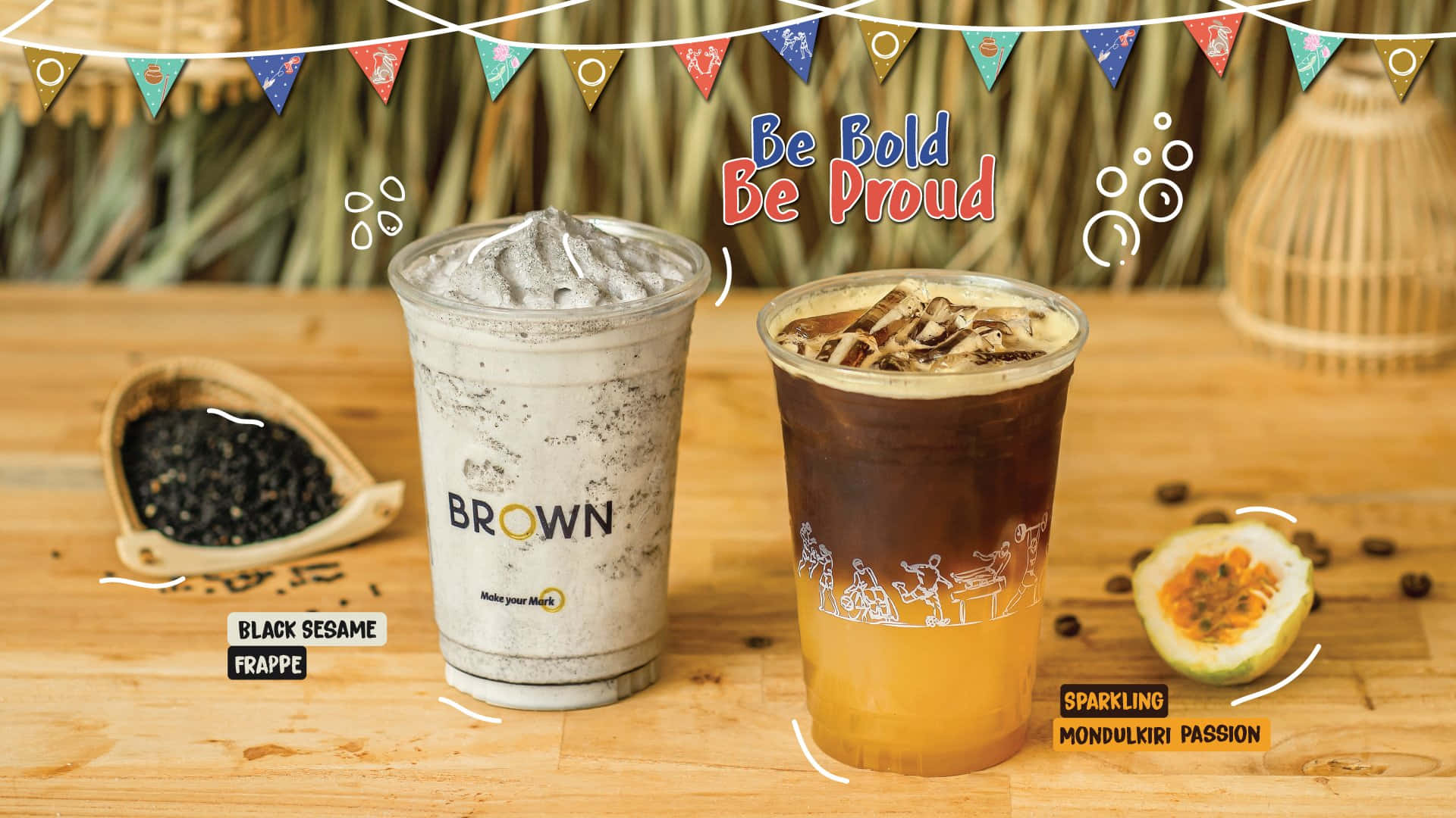 Brown Coffee 桌布 壁紙 — 兩杯冰涼飲品放在木桌上，搭配節日彩旗和熱帶水果裝飾。