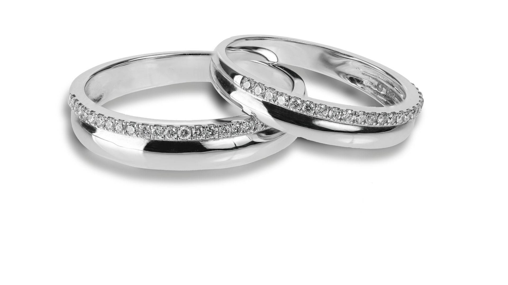 Wedding Rings 桌布 壁紙 — 兩枚閃亮的鉑金結婚戒指，帶有鑽石密鑲帶，在純白背景上交織在一起。
