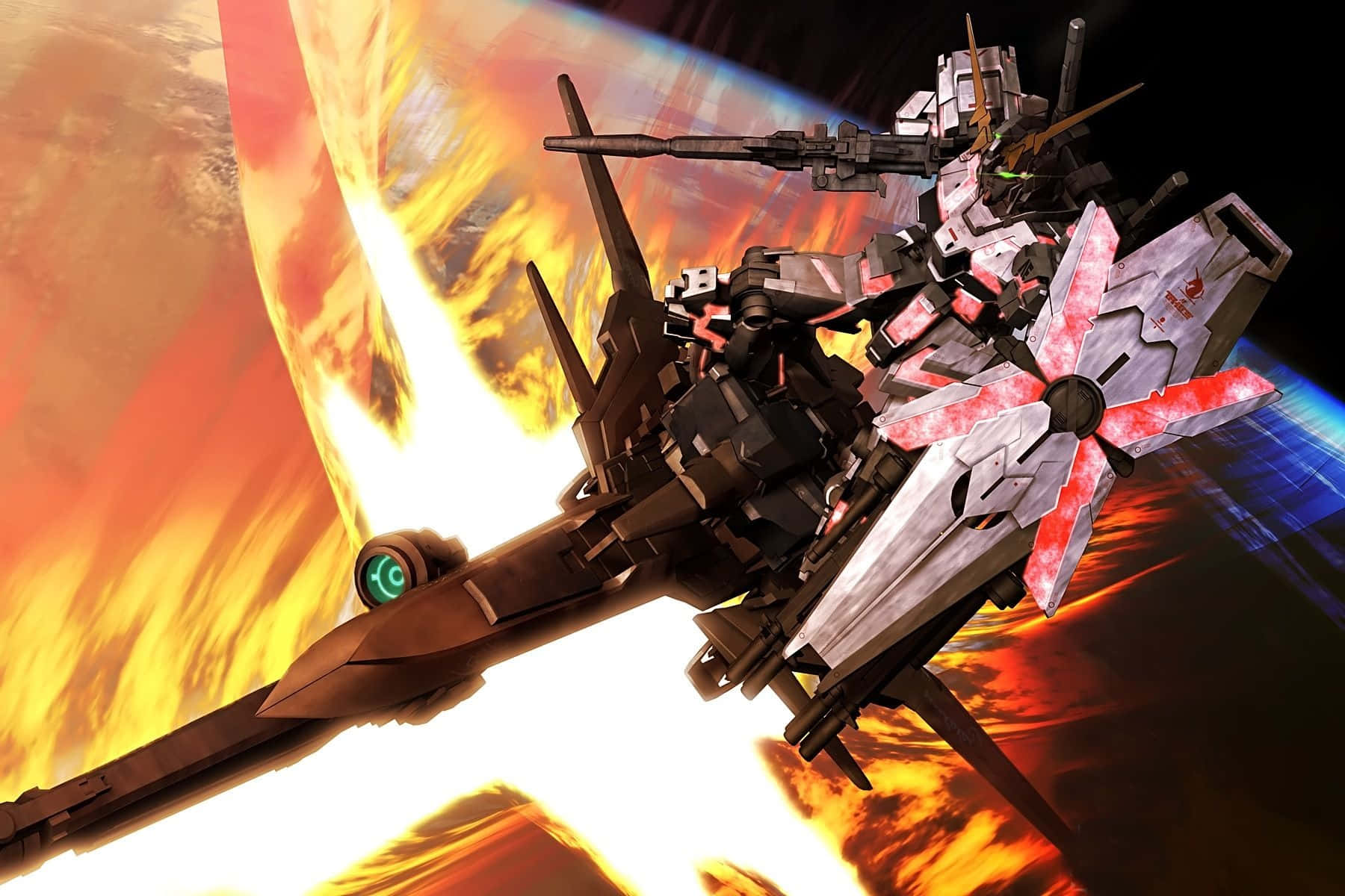Gundam Unicorn 桌布 壁紙 — 兩架巨型機甲在熾熱的太空戰鬥中碰撞，背景是行星發光的地平線。