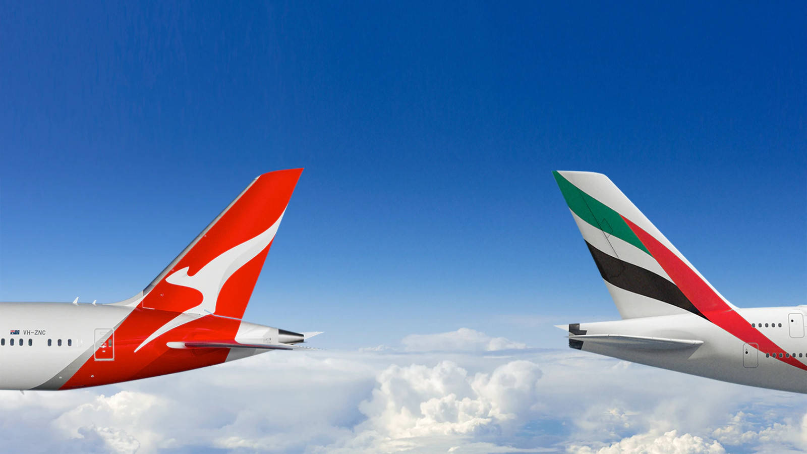 飛機 桌布 壁紙 — 兩架帶有不同航空公司尾翼的商用飛機在晴朗藍天下並排飛過蓬鬆的白雲之上。