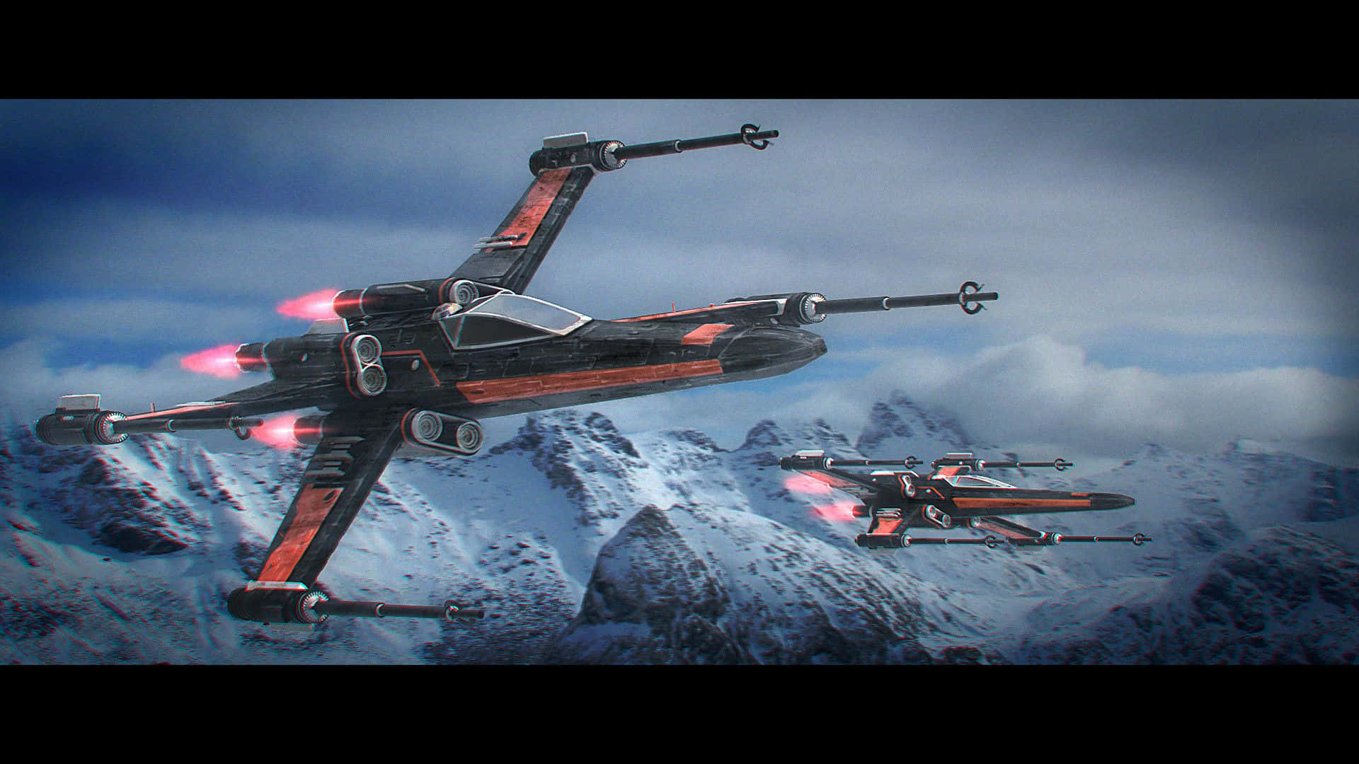 X-wing Fighter 桌布 壁紙 — 兩架帶有發光紅色引擎的X翼星際戰鬥機在多雲的天空下翱翔於積雪的山峰之上。