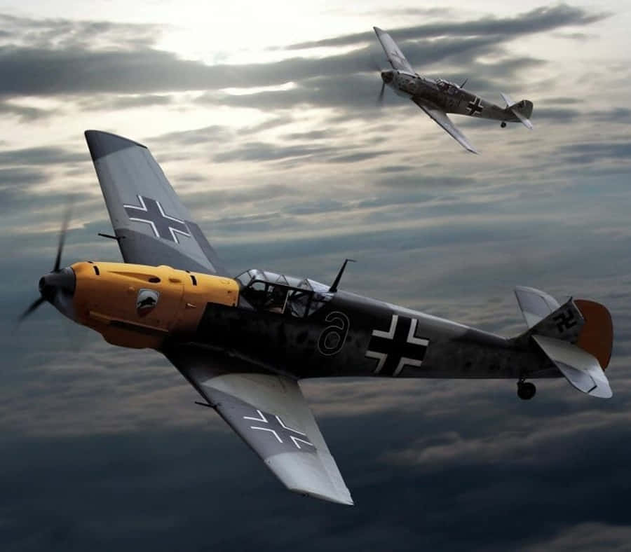 Ww2 iPhone 桌布 壁紙 — 兩架復古軍用戰鬥機在陽光照射的戲劇性多雲天空中翱翔。