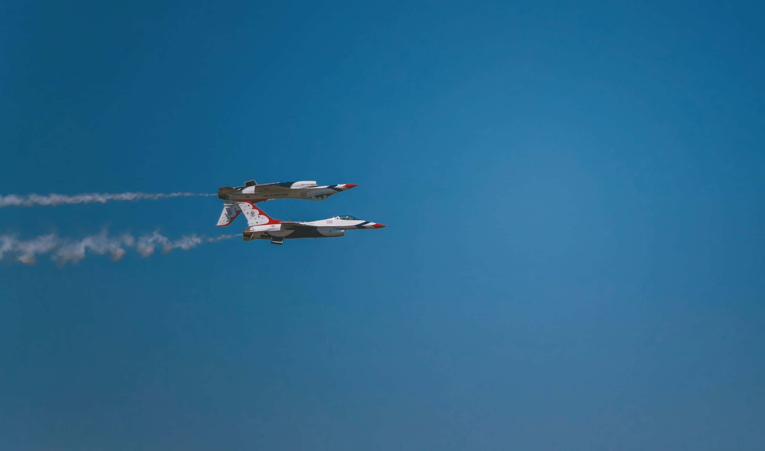 2440x1440 Small Planes 桌布 壁紙 — 兩架戰鬥機以緊密編隊飛行，在清澈的藍天中留下白色煙霧痕跡。