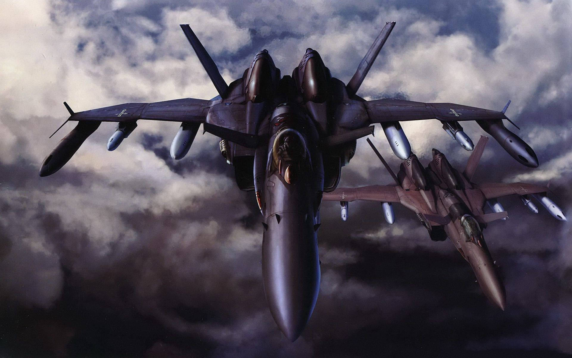 HD Military 桌布 壁紙 — 兩架戰鬥機在戲劇性的多雲天空中翱翔，帶有深色金屬機身和安裝的飛彈。