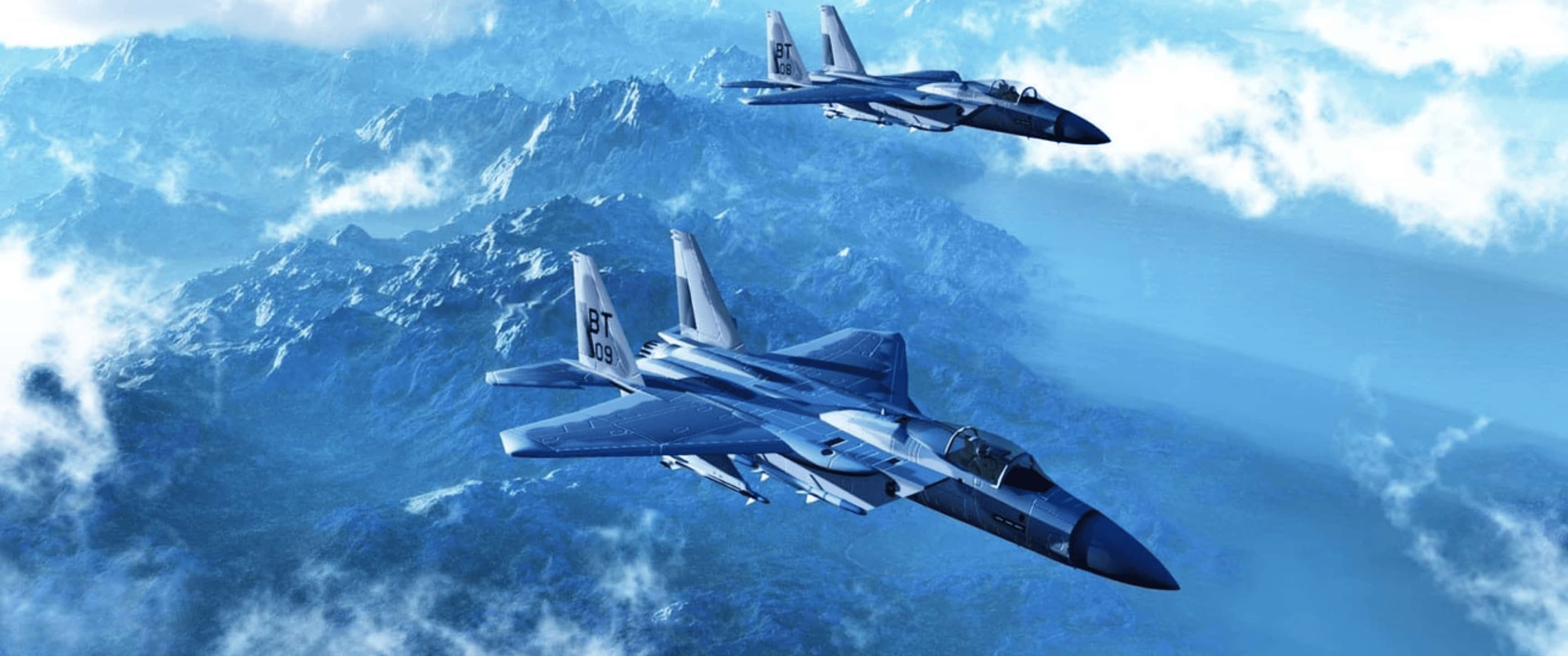 Plane 桌布 壁紙 — 兩架戰鬥機在雪峰之上的多雲天空中翱翔，呈現動態空中場景。