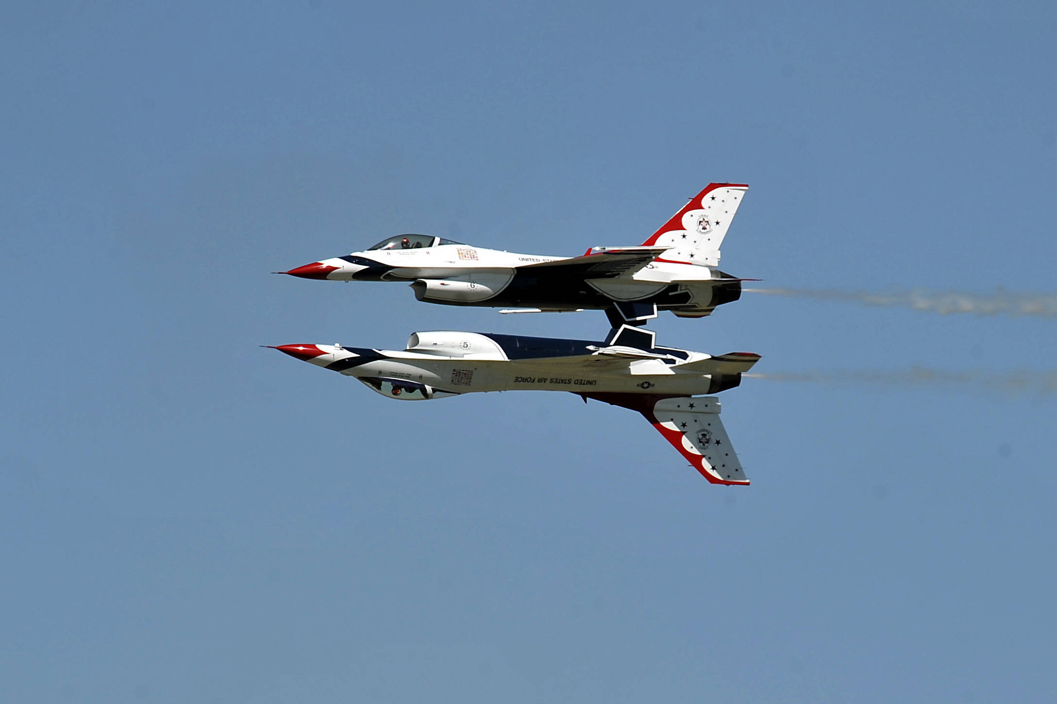 Air Force 桌布 壁紙 — 兩架美國空軍雷鳥戰鬥機在晴朗的藍天下緊密編隊飛行，留下煙霧痕跡。