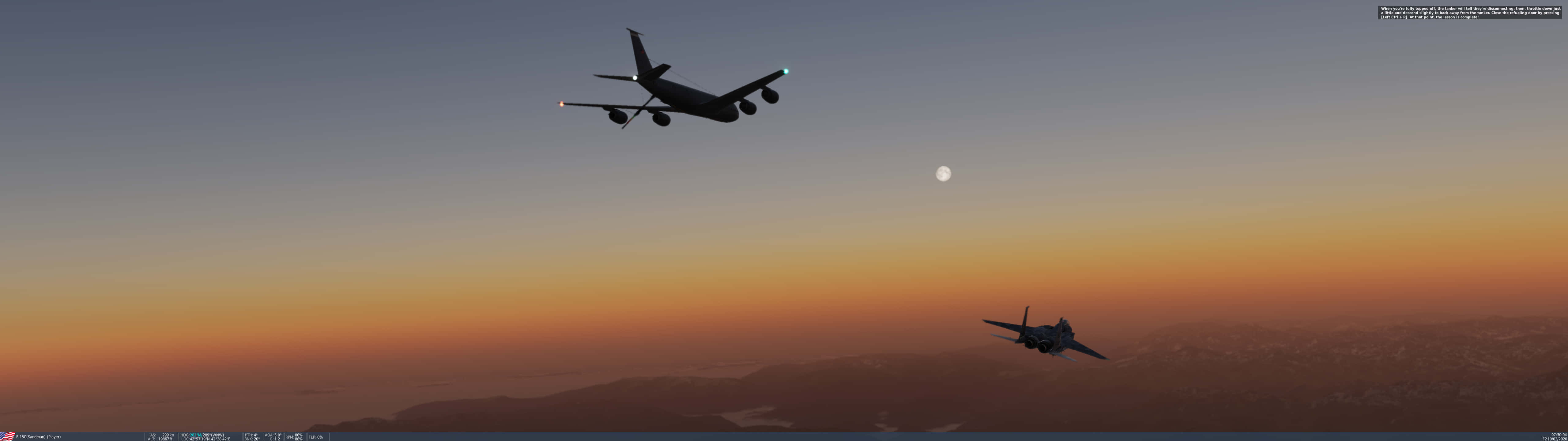 1440p Plane 桌布 壁紙 — 兩架飛機在充滿活力的日落天空中飛行，遠處山脈上方有一輪發光的月亮。