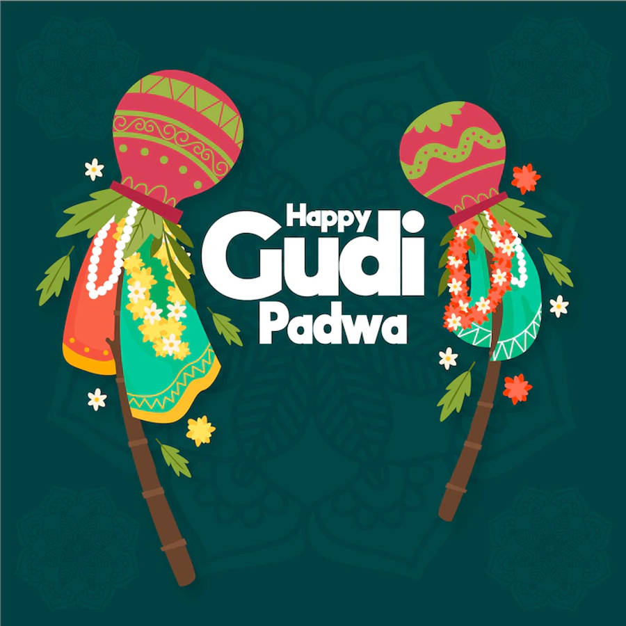 Gudi Padwa 桌布 壁紙 — 兩根色彩繽紛、裝飾著花朵和珠子的古迪竿，在深青色圖案背景上框住「Happy Gudi Padwa」文字。