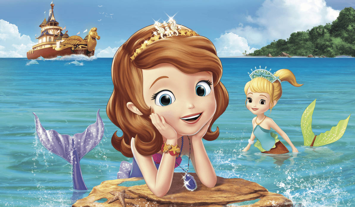 Princess 桌布 壁紙 — 兩條動畫美人魚在碧綠的海水中快樂地微笑，一艘龍船在鬱鬱蔥蔥的島嶼附近航行。