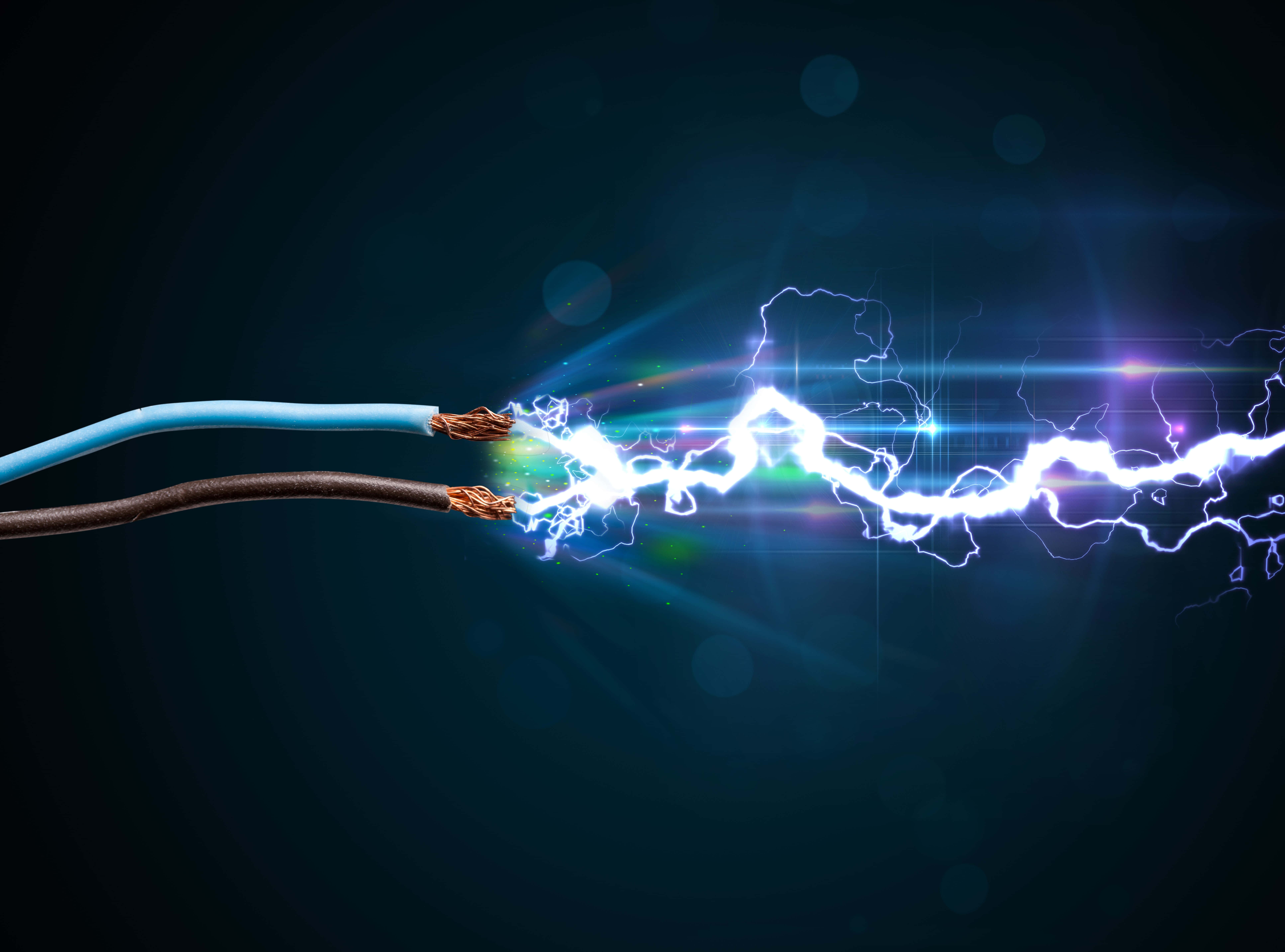 電力 桌布 壁紙 — 兩條外露的電線在深色漸變背景上迸發出鮮明的藍白色閃電火花。