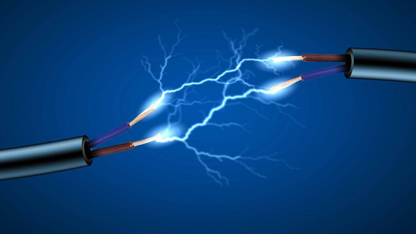 電力 桌布 壁紙 — 兩條外露的電線在深藍色漸變背景上迸發出鮮豔的藍色閃電。