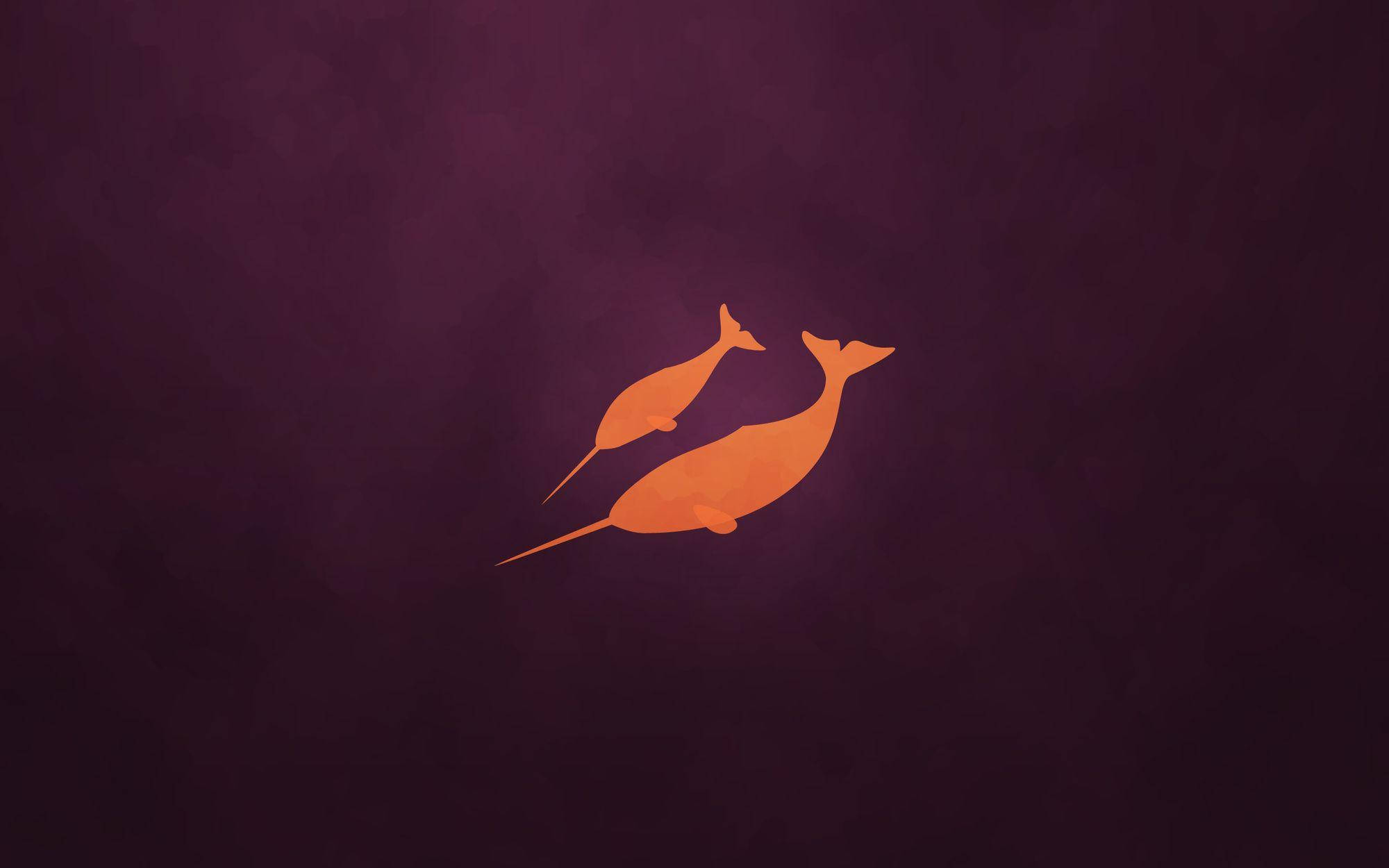 Narwhal 桌布 壁紙 — 兩條橙色獨角鯨在深紫色紋理背景中優雅游動的極簡數位藝術。