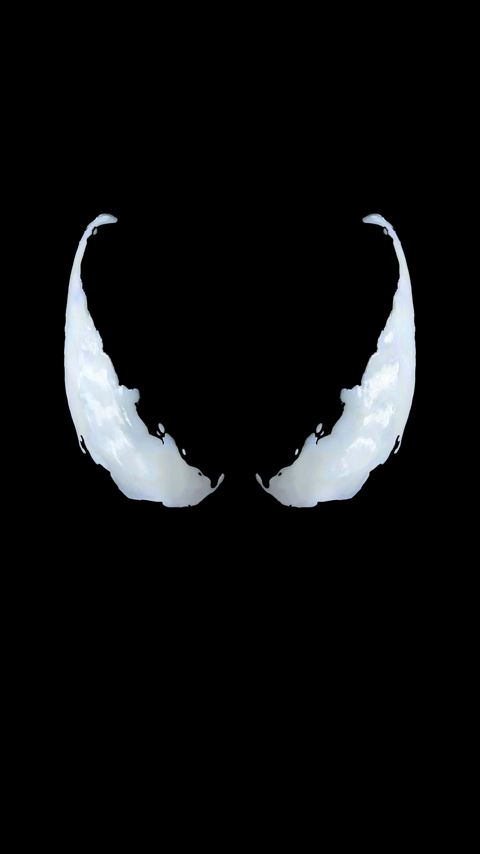 Venom Carnage 桌布 壁紙 — 兩條發光的白色共生觸手在純黑色背景上向上彎曲，猶如外星人的眼睛。