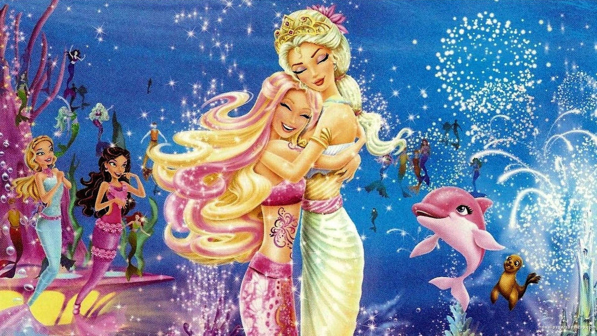 Barbie Mermaid 桌布 壁紙 — 兩條美人魚在閃爍燈光和色彩繽紛的珊瑚中於水底擁抱，附近有海豚和其他美人魚。