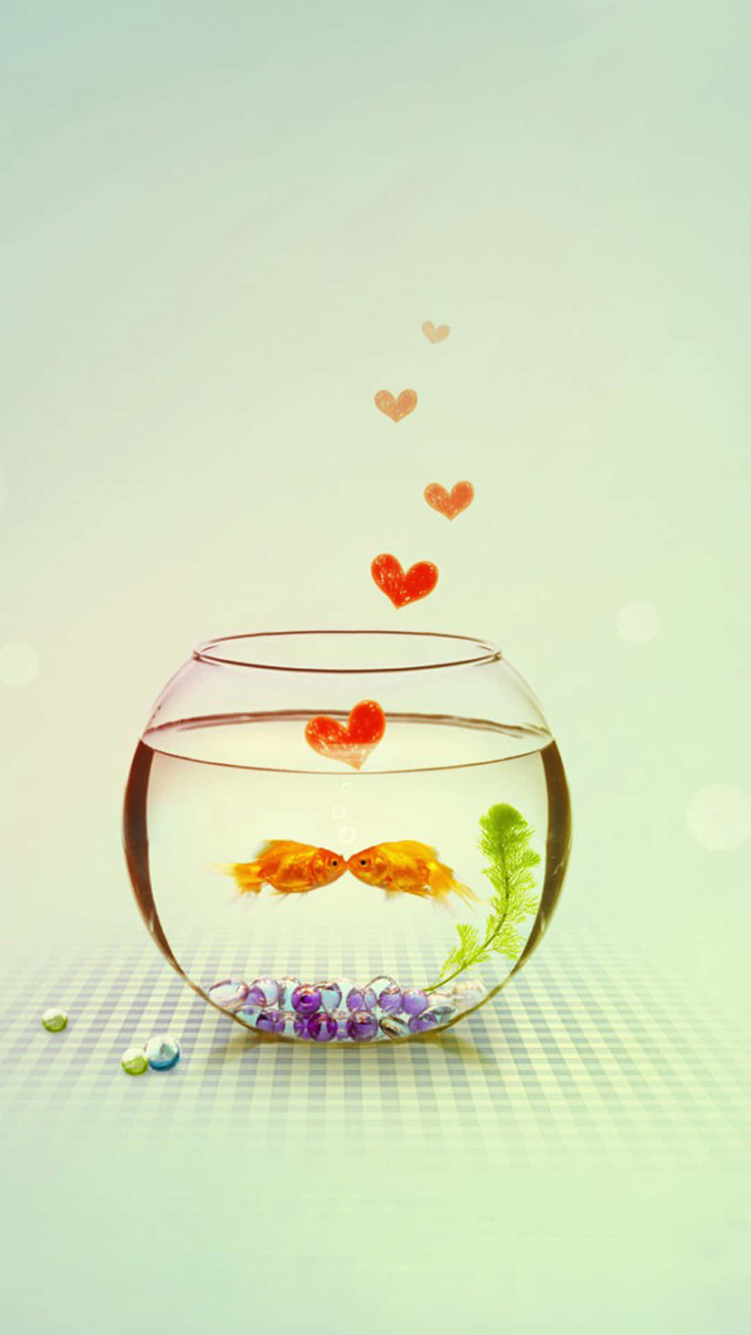 Cute Love 桌布 壁紙 — 兩條金魚在圓形魚缸中面對面，心形氣泡從它們的親吻中升起，背景是柔和的粉彩色。