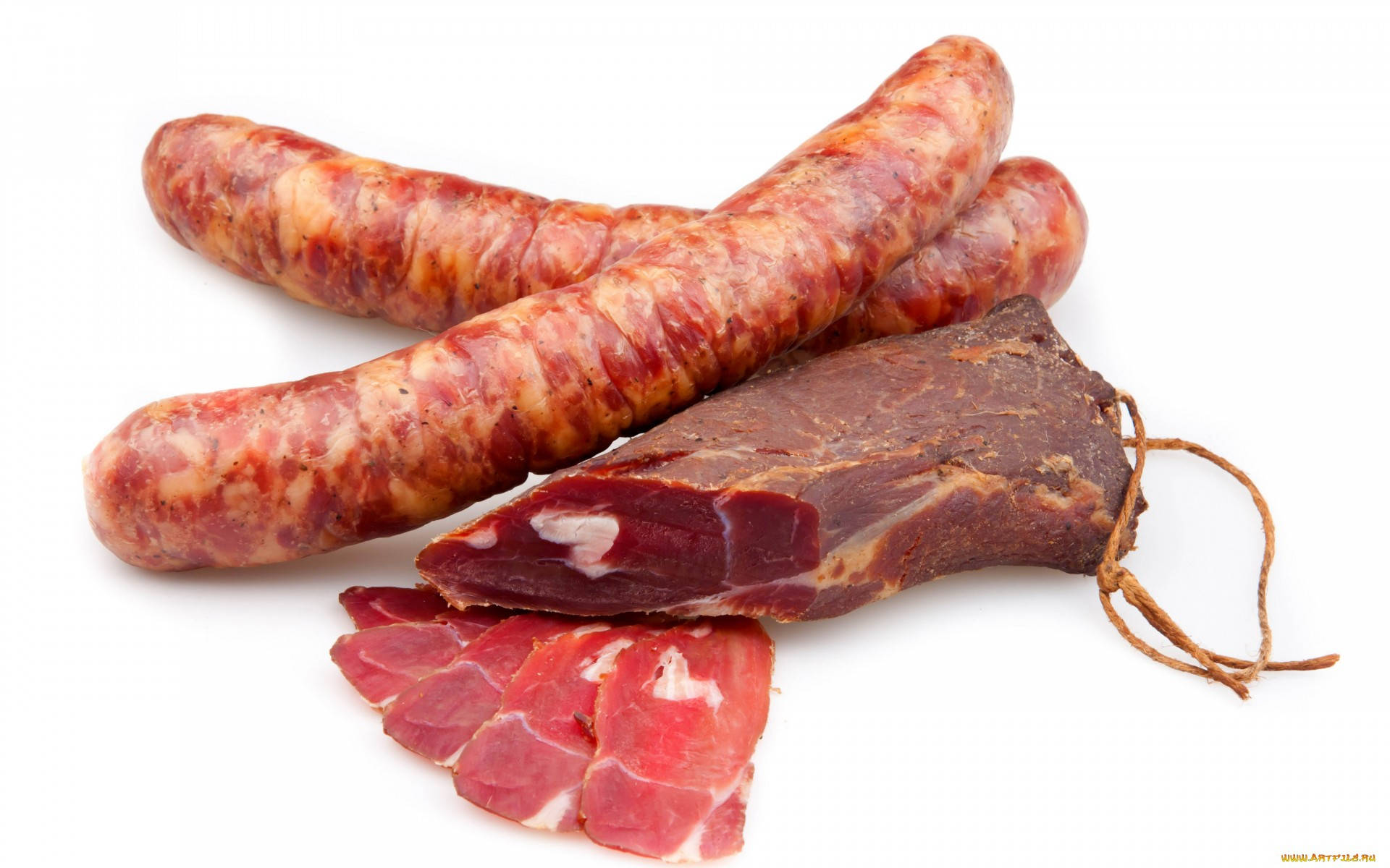 meat 桌布 壁紙 — 兩條香腸和一條紮好的醃肉，配以切片火腿，排列在純白色背景上。