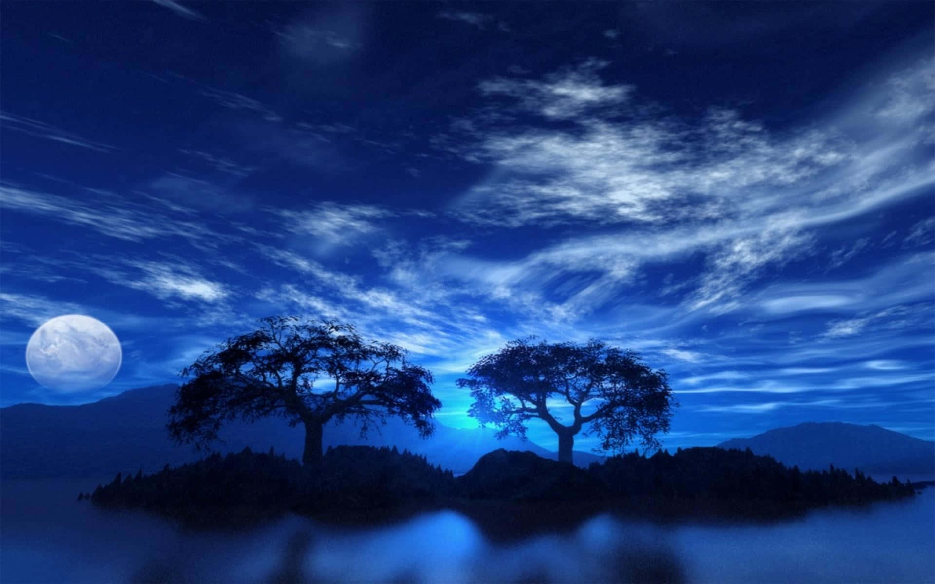 夜空 桌布 壁紙 — 兩棵剪影樹立在霧氣瀰漫的島嶼上，廣闊的月光天空下，有旋轉的雲彩和遠山。