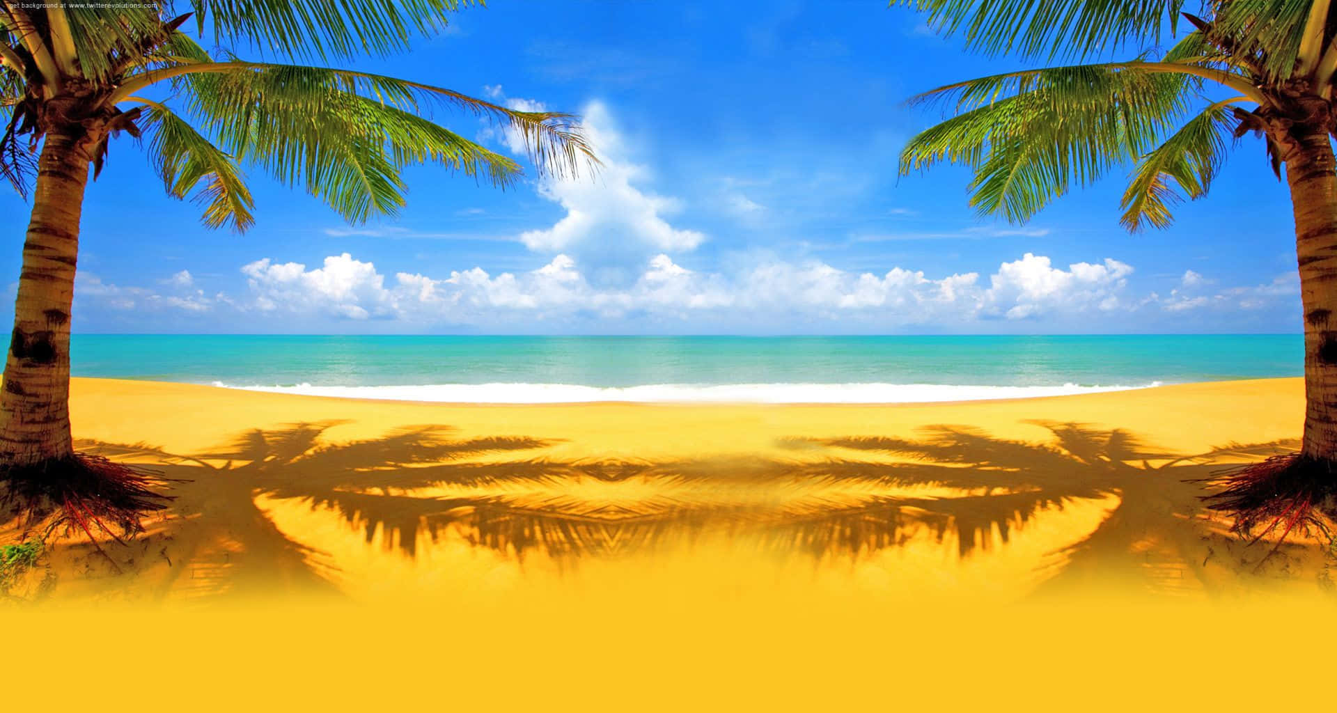 Yellow Beach 桌布 壁紙 — 兩棵棕櫚樹框住金色沙灘和藍綠色海洋，上方是帶有蓬鬆白雲的明亮藍天。