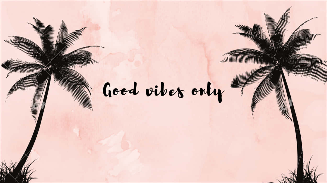桌布 壁紙 — 兩棵黑色棕櫚樹剪影框住「Good vibes only」字句，襯以柔和粉紅色水彩背景。