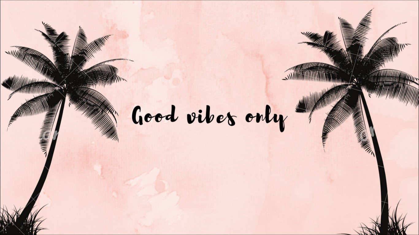夏日美學動畫 桌布 壁紙 — 兩棵黑色棕櫚樹剪影框住 'Good vibes only' 字句，背景為柔和粉紅色水彩。